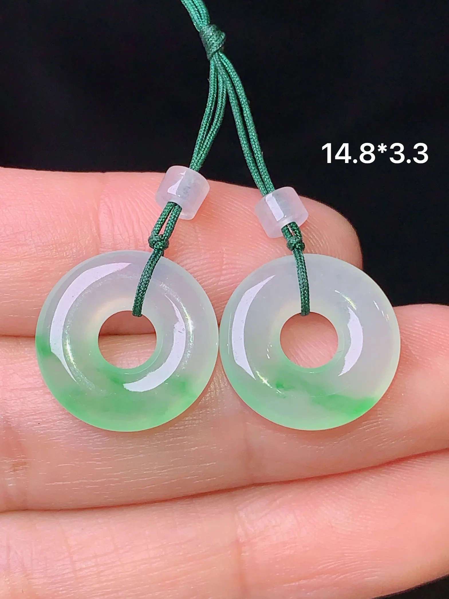 冰种飘绿平安环一对 玉质细腻 色泽艳丽 水润亮眼  整体尺寸14.8*3.3