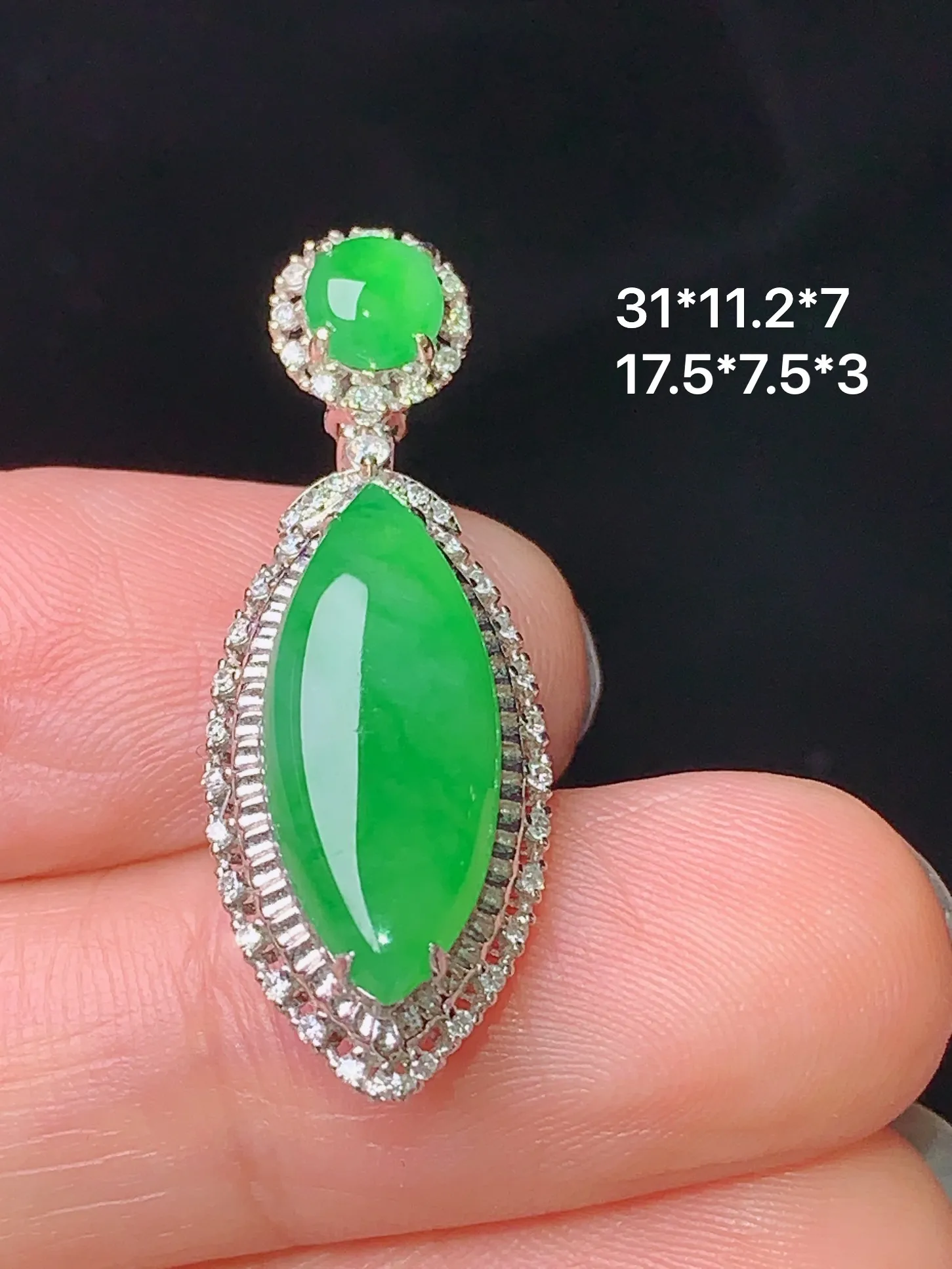 18k金钻镶嵌满绿马眼吊坠 玉质细腻 水润亮眼  整体尺寸31*11.2*7