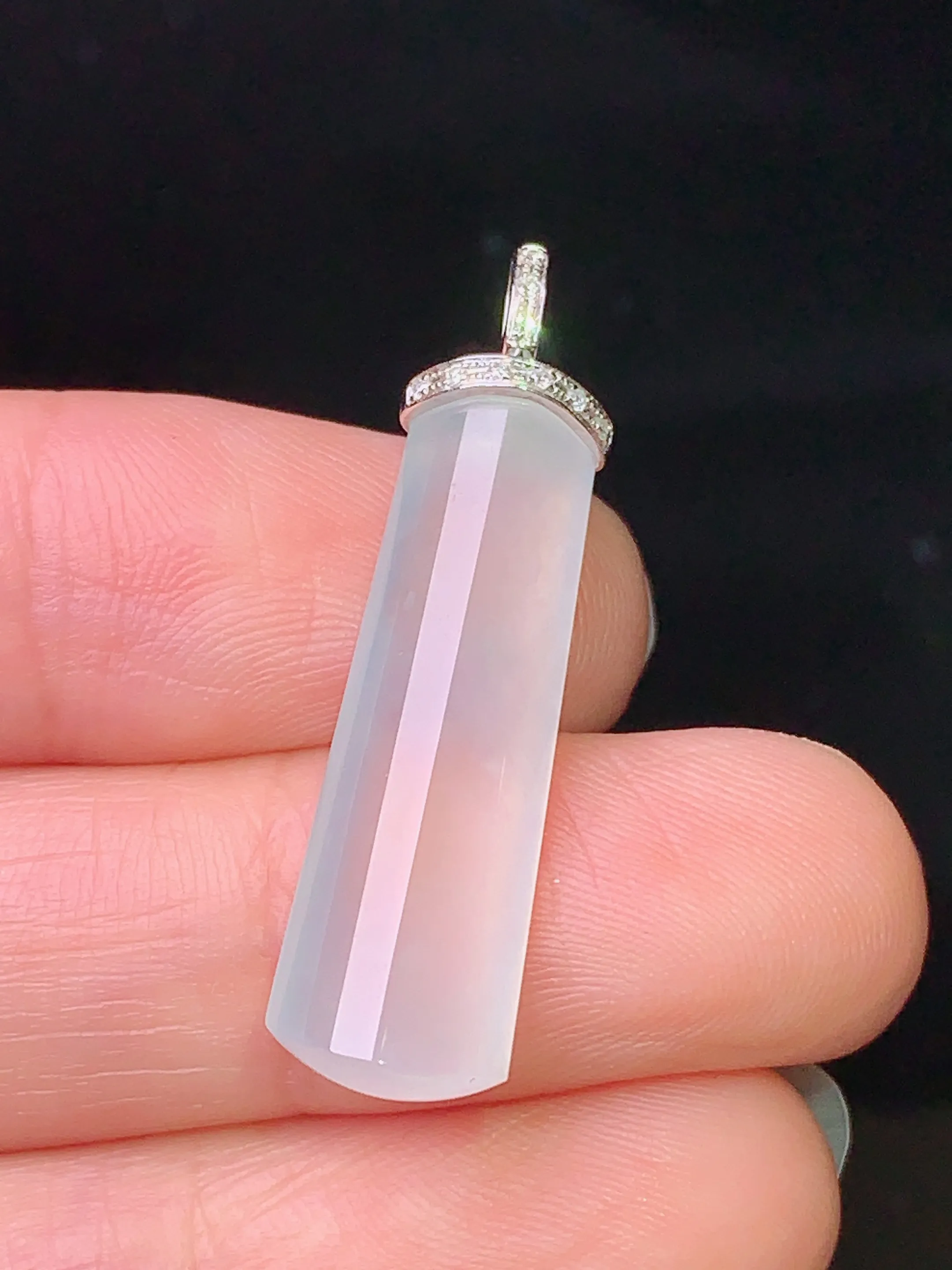 18k金钻镶嵌冰种玉柱吊坠 玉质细腻 水润亮眼  整体尺寸33*8.6*4.7