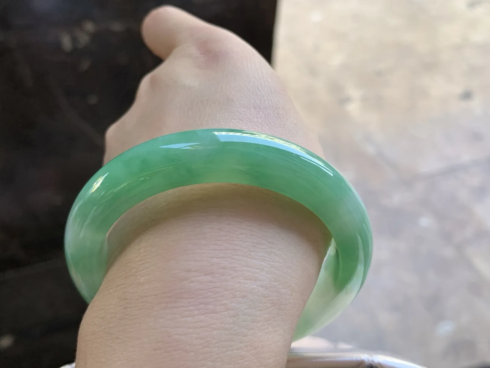 56.5-12.5-8.8

阳绿色手镯^_^玉质温润 色阳细腻