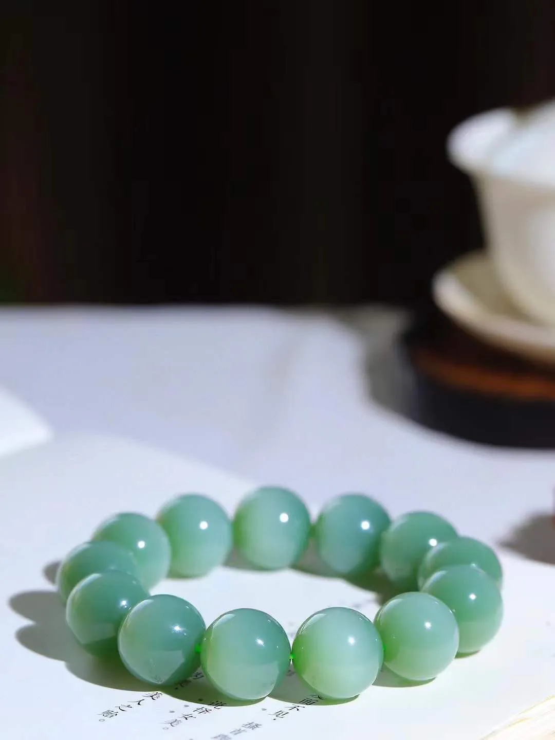 【珠圆玉润.手串】

典藏级臻品️和田玉碧玉猫眼珠圆玉润手串 玉质温润细腻  整串打磨圆润，佩戴舒