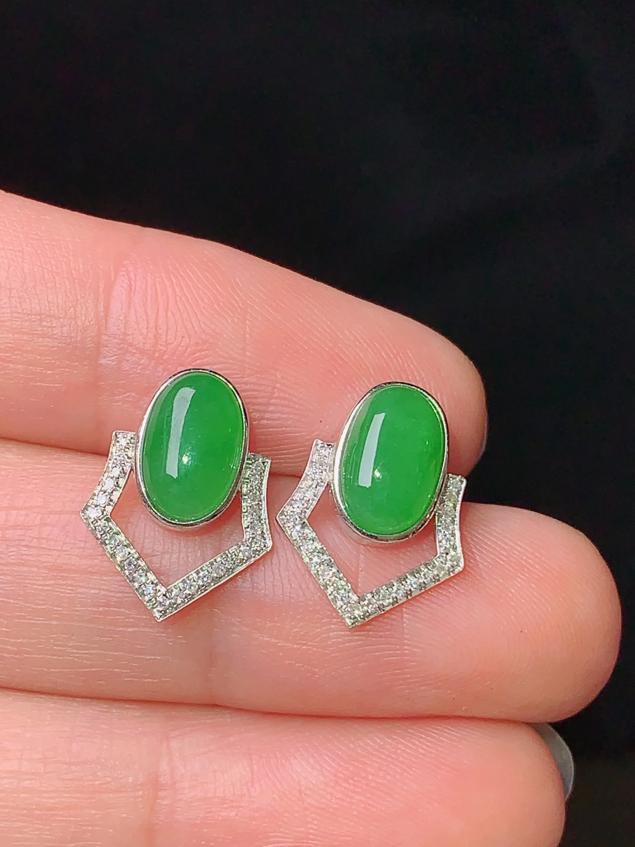 18k金钻镶嵌满绿蛋面耳钉 玉质细腻 水润亮眼 色泽艳丽 整体尺寸14.5*10.8*4.3