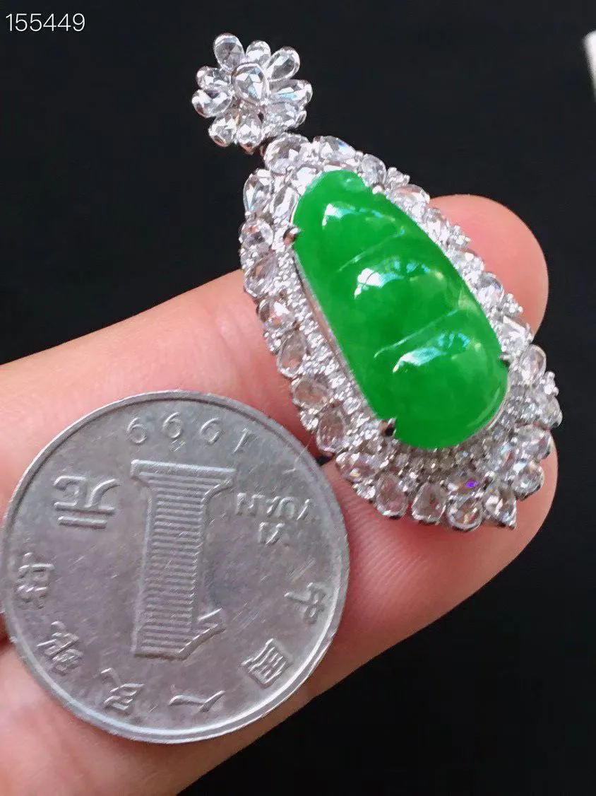 冰种阳绿福豆吊坠、真金真钻镶嵌，种水好，玉质细腻 .裸石尺寸 29.9*9.8