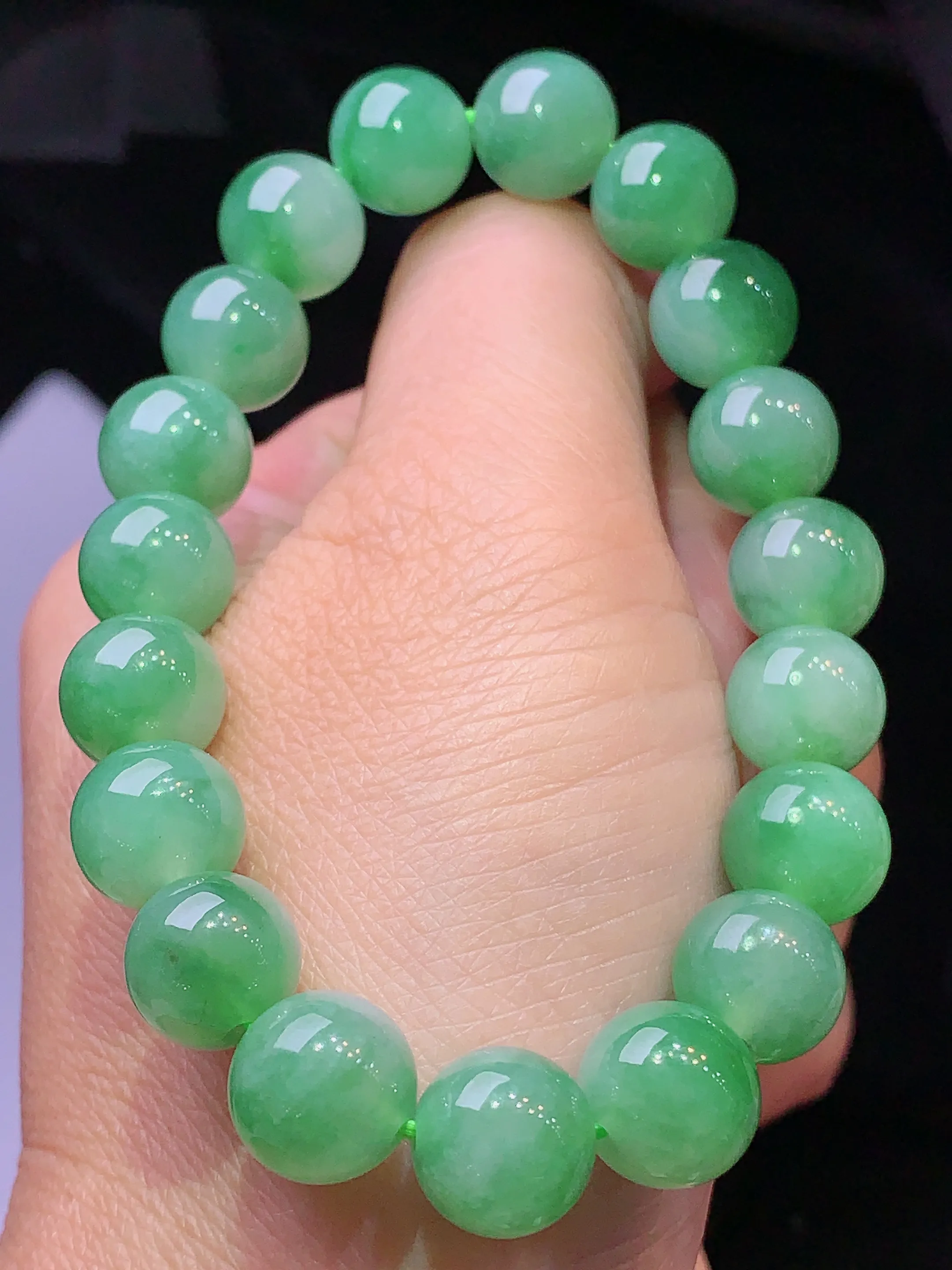 翠绿圆珠手链 玉质细腻 色泽艳丽 水润亮眼  整体尺寸10