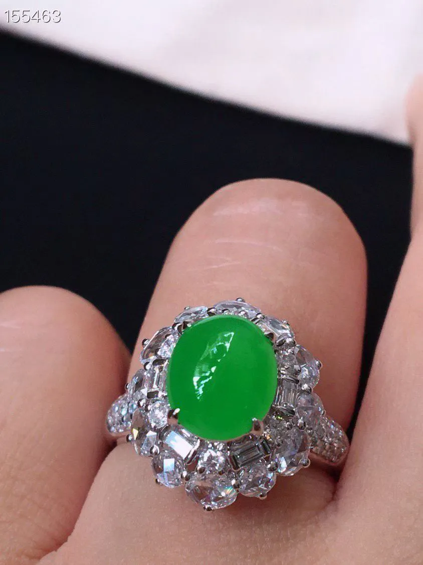 冰种阳绿蛋面戒指、真金真钻镶嵌，种水好，玉质细腻 .裸石尺寸 9.2*7.5