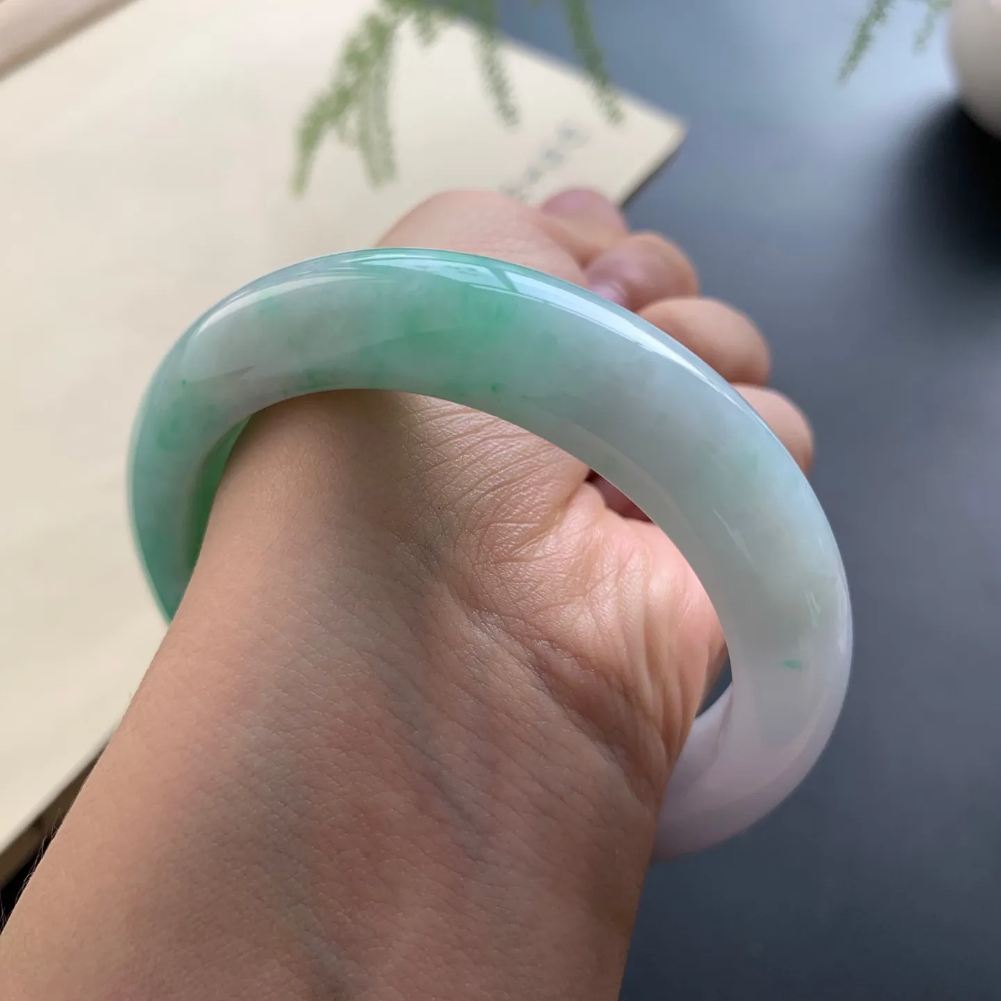 55.5圈口飘绿正圈手镯 尺寸：55.5-13-9.3，无纹裂，细腻光滑，色辣靓丽