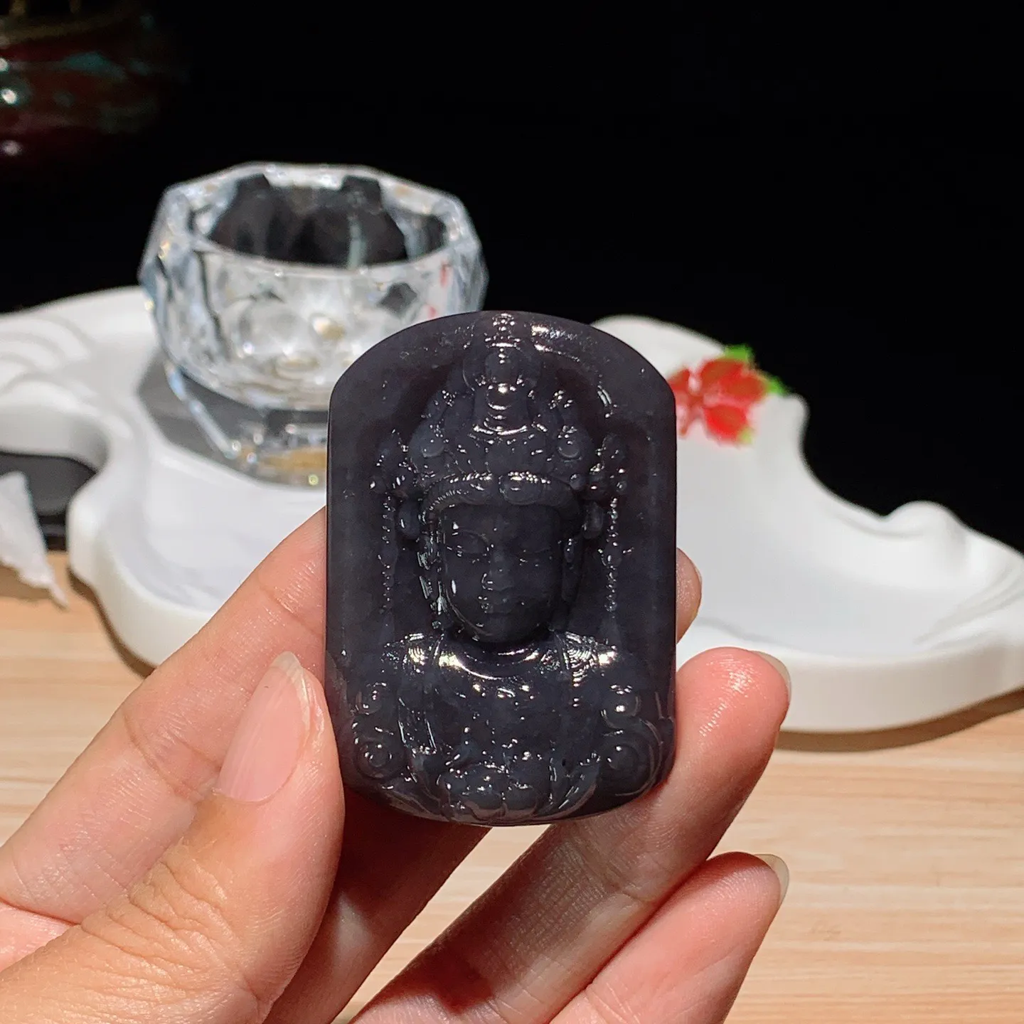 和田玉紫罗兰观音头牌子挂件。尺寸51/35/11重38克 无裂无杂 玉质细腻油润 底色纯净 脂粉好，品质好。lt251027