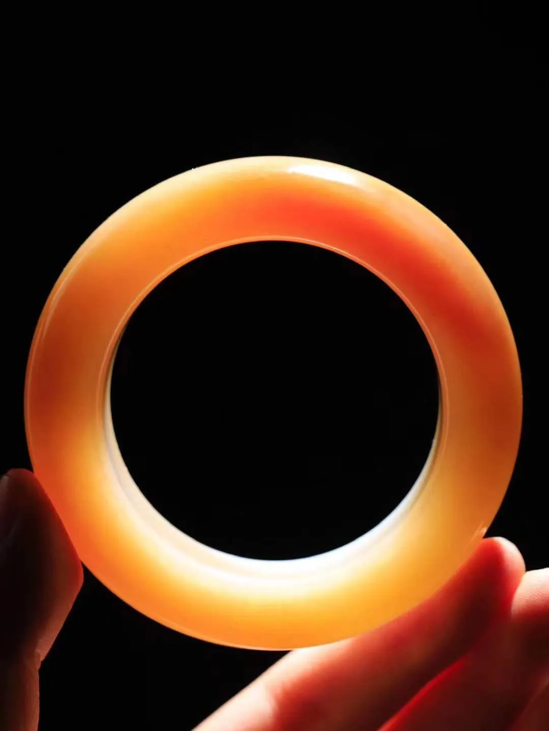 （一见倾心.手镯）

收藏级臻品️和田玉糖白玉手镯，玉质温润细腻 油性十足 手感舒适，高华雅逸，线条流畅，简约大气，美自天成，素雅高贵。佩戴于腕间，婉约之美，举手投足间透出那低调奢华。重151.2克  尺寸55-19.8-13.3mm161032830T