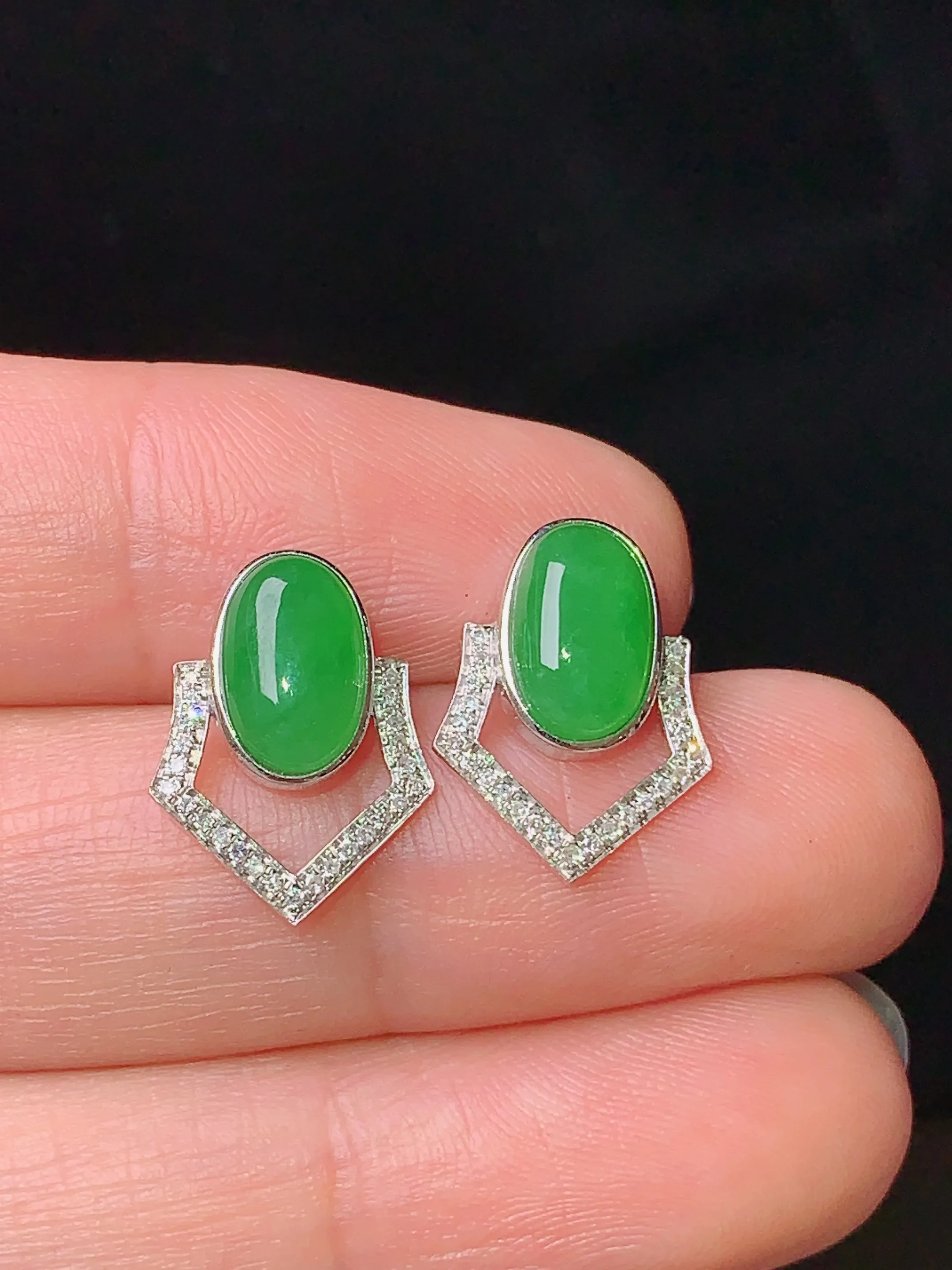 18k金钻镶嵌满绿蛋面耳钉 玉质细腻 水润亮眼 色泽艳丽 整体尺寸14.5*10.8*4.3