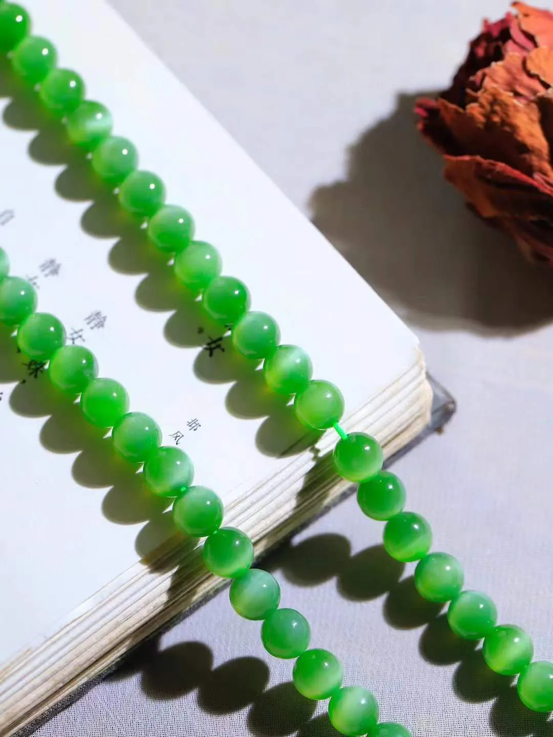 【珠圆玉润.项链】

收藏级️和田玉碧玉猫眼珠圆玉润项链 玉质温润细腻  整串打磨圆润，佩戴舒适。珠珠落玉盘，间关莺语花底滑，一生美好时光，无论身在何处，都有它相伴相守。事事顺遂，幸福美满，吉祥如意。重44.2克 尺寸取一7.8mm  361042833T