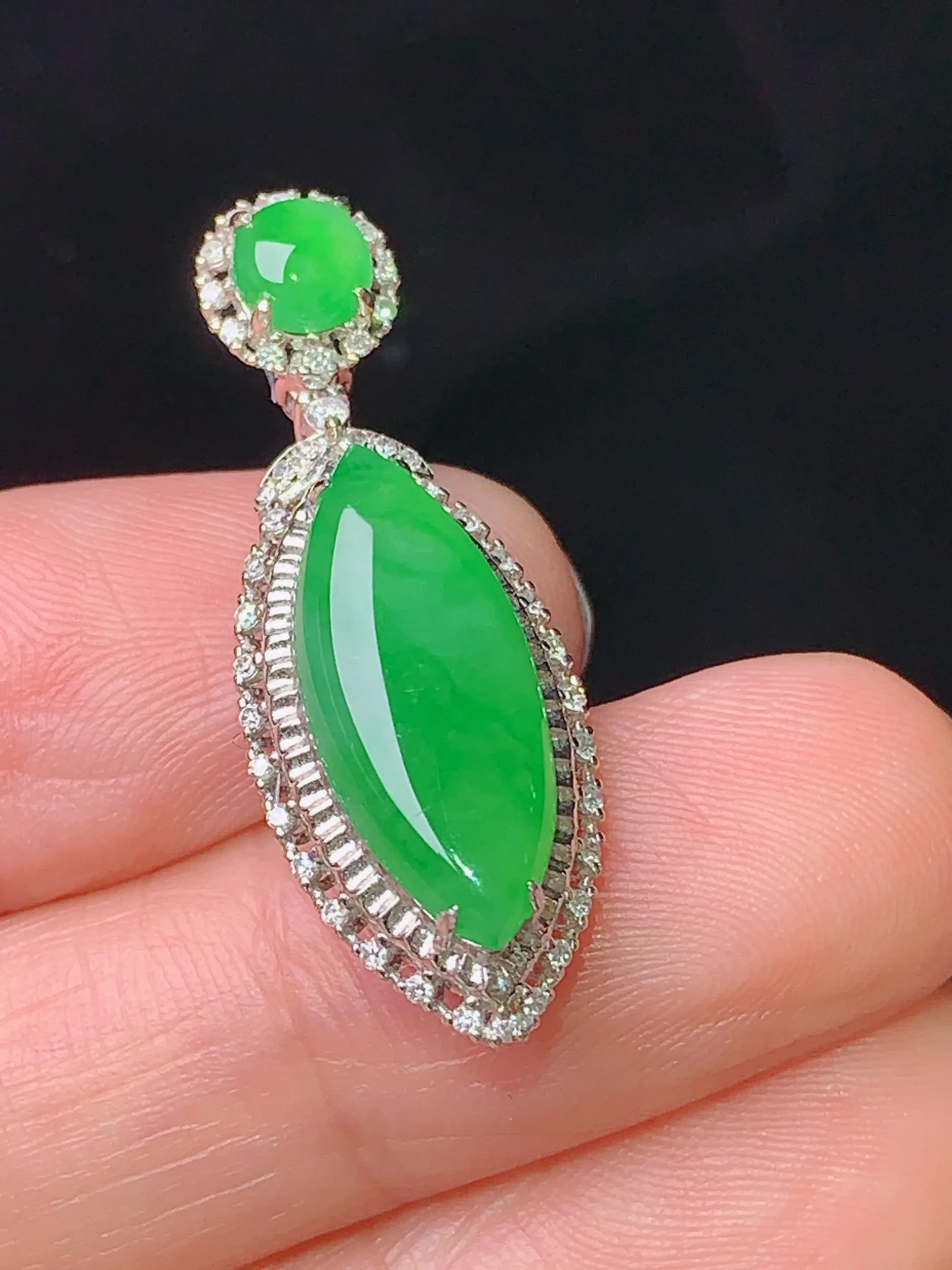 18k金钻镶嵌满绿马眼吊坠 玉质细腻 水润亮眼  整体尺寸31*11.2*7