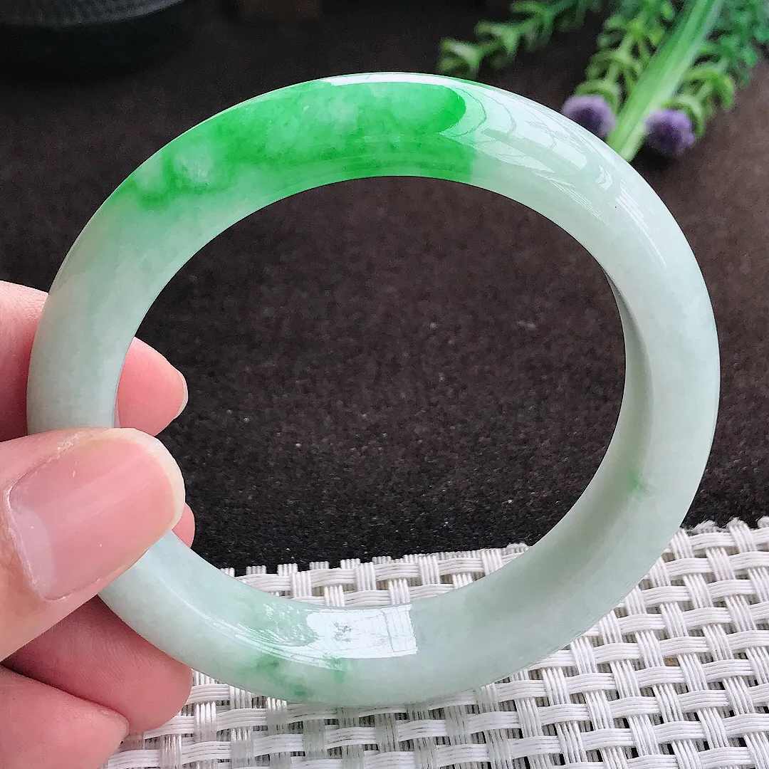 自然光56.5/12.3/9老坑精美温润飘阳绿手镯宽边翡翠玉镯手环