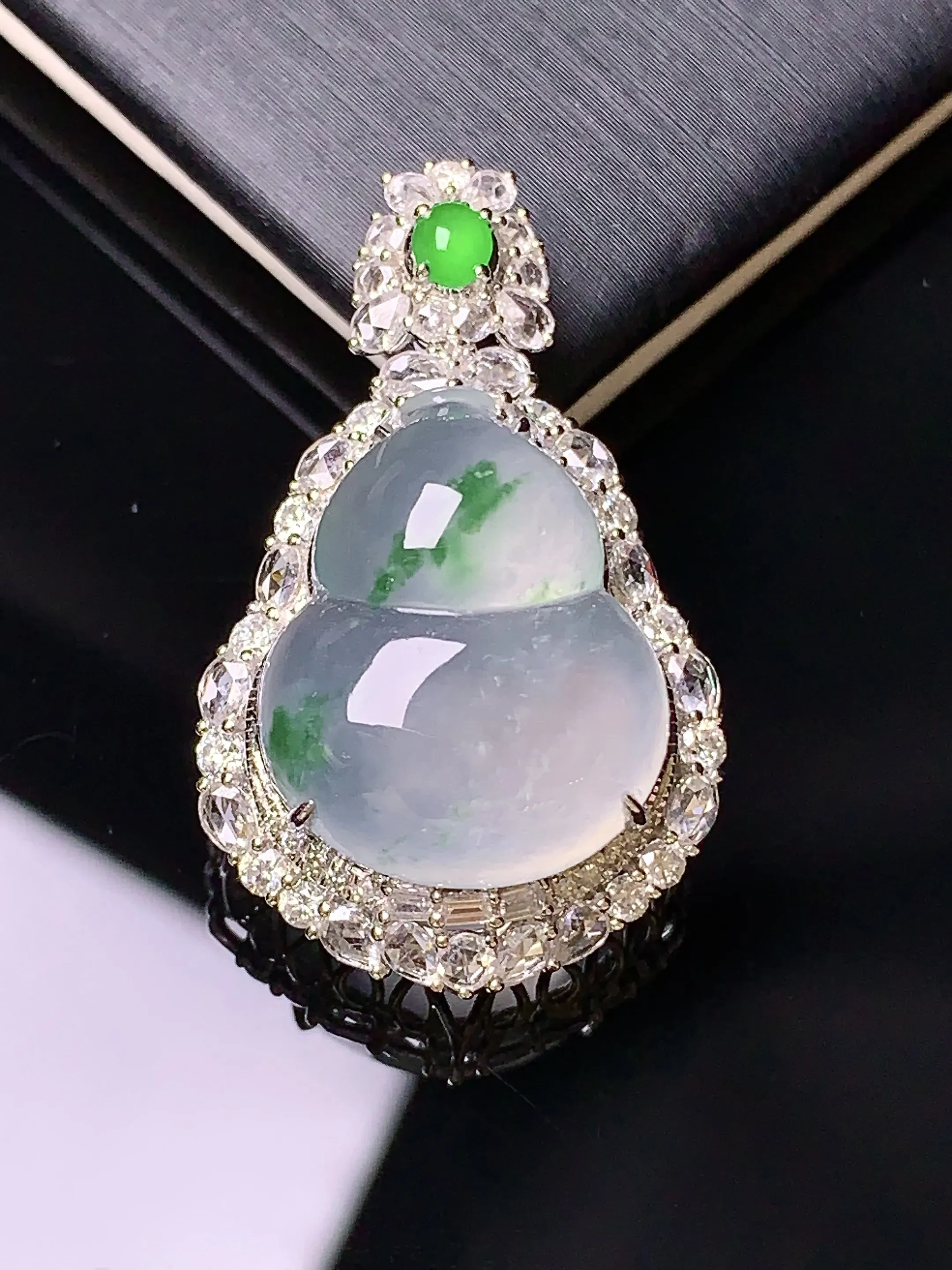 18k金钻镶嵌冰种葫芦吊坠 玉质细腻 水润亮眼  整体尺寸31.2*19*13