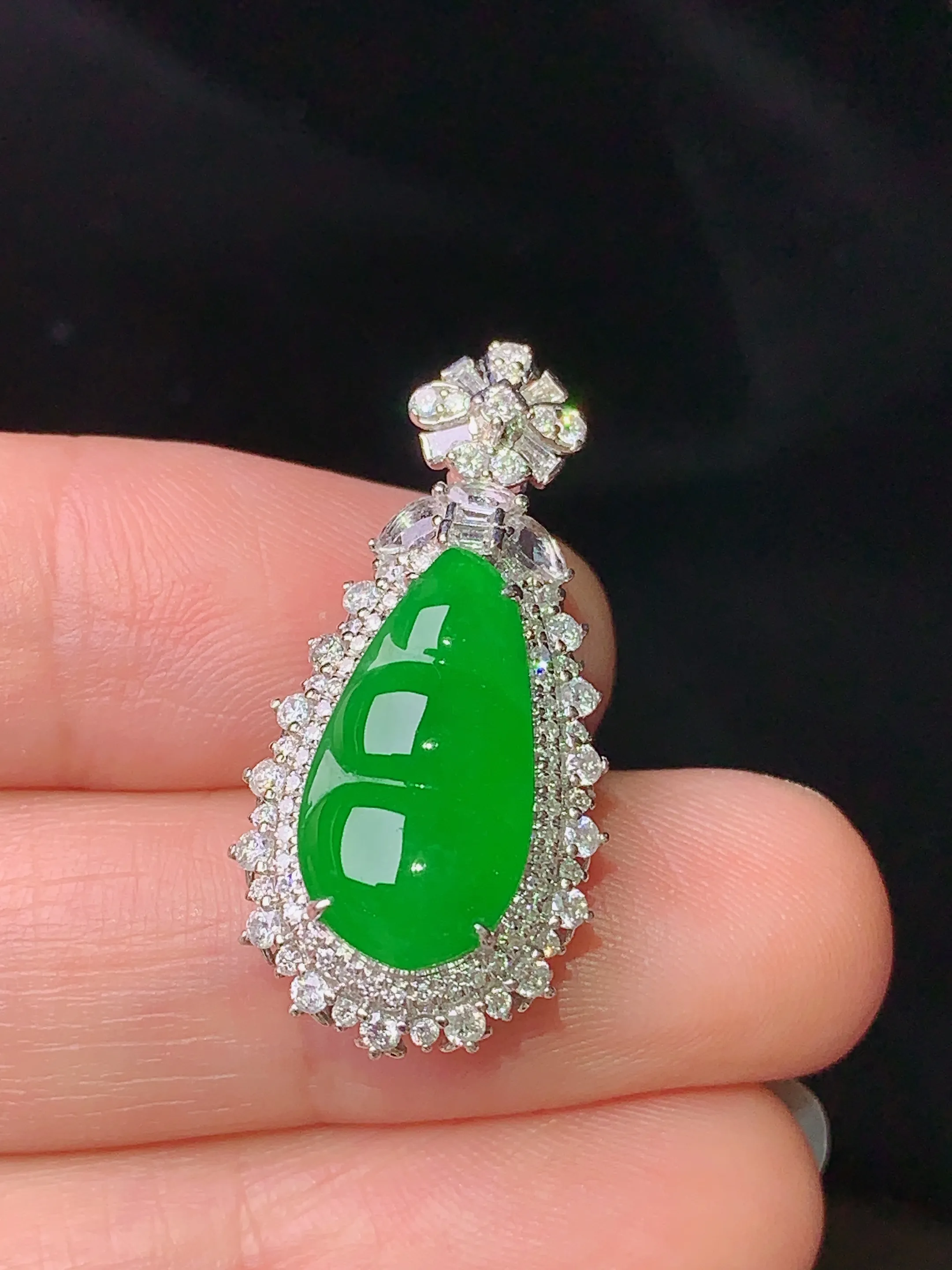 18k金钻镶嵌满绿四季豆吊坠 玉质细腻 水润亮眼  整体尺寸28.8*14*9.5