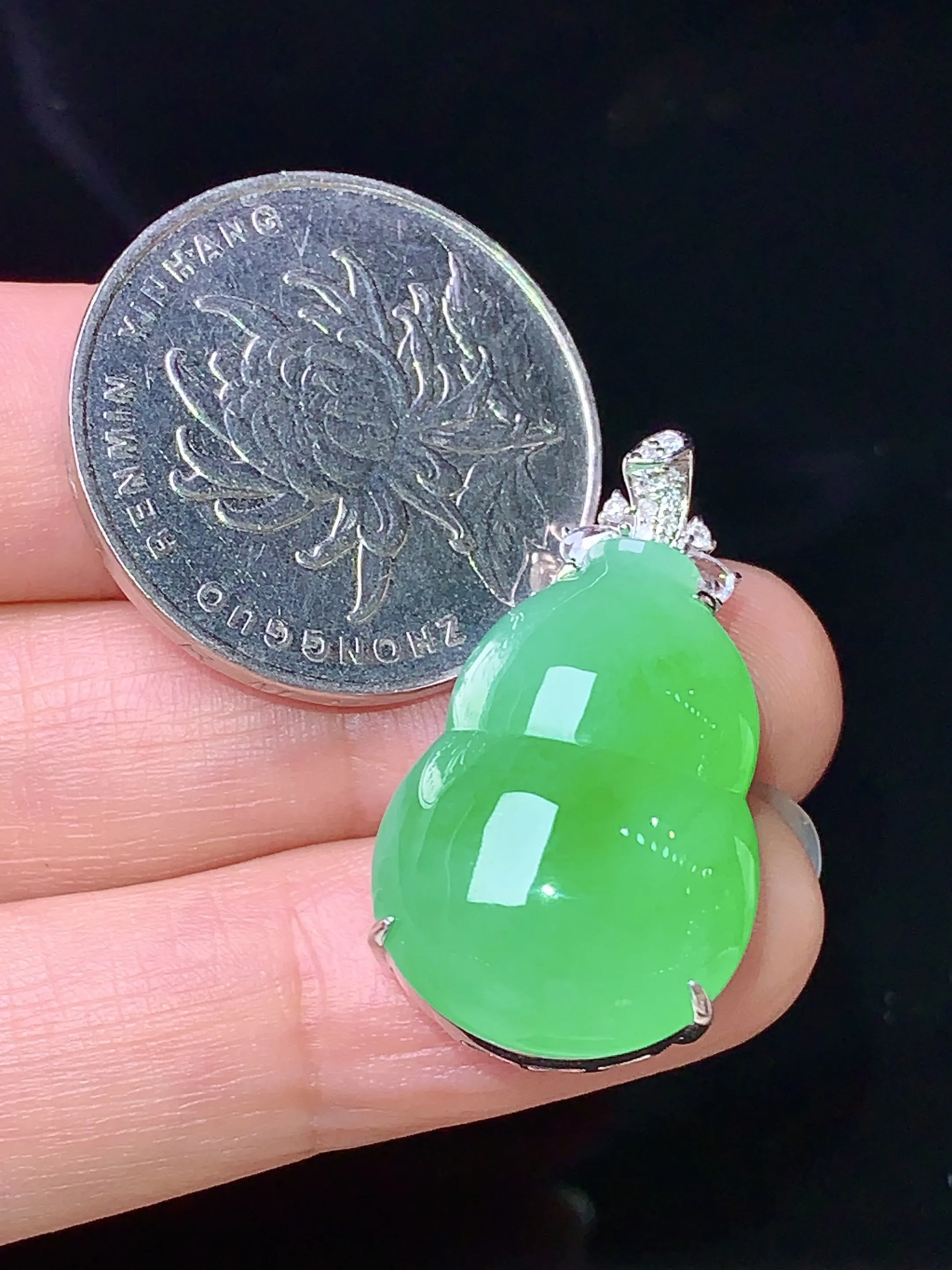 18k金钻镶嵌翠绿葫芦吊坠 玉质细腻 水润亮眼 色泽艳丽 整体尺寸29.5*16*9.7