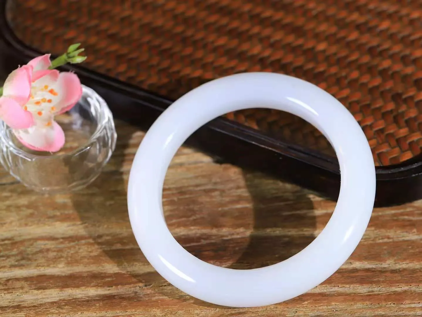 【婉约佳人.手镯】

收藏级️和田玉白玉手镯 玉质温润细腻 油性十足 手感舒适，高华雅逸，线条流畅，简约大气，美自天成，素雅高贵。佩戴于腕间，婉约之美，举手投足间透出那份低调奢华。重64.7克 内径57.5mm  尺寸11.6-10.5mm   FDA-691082831