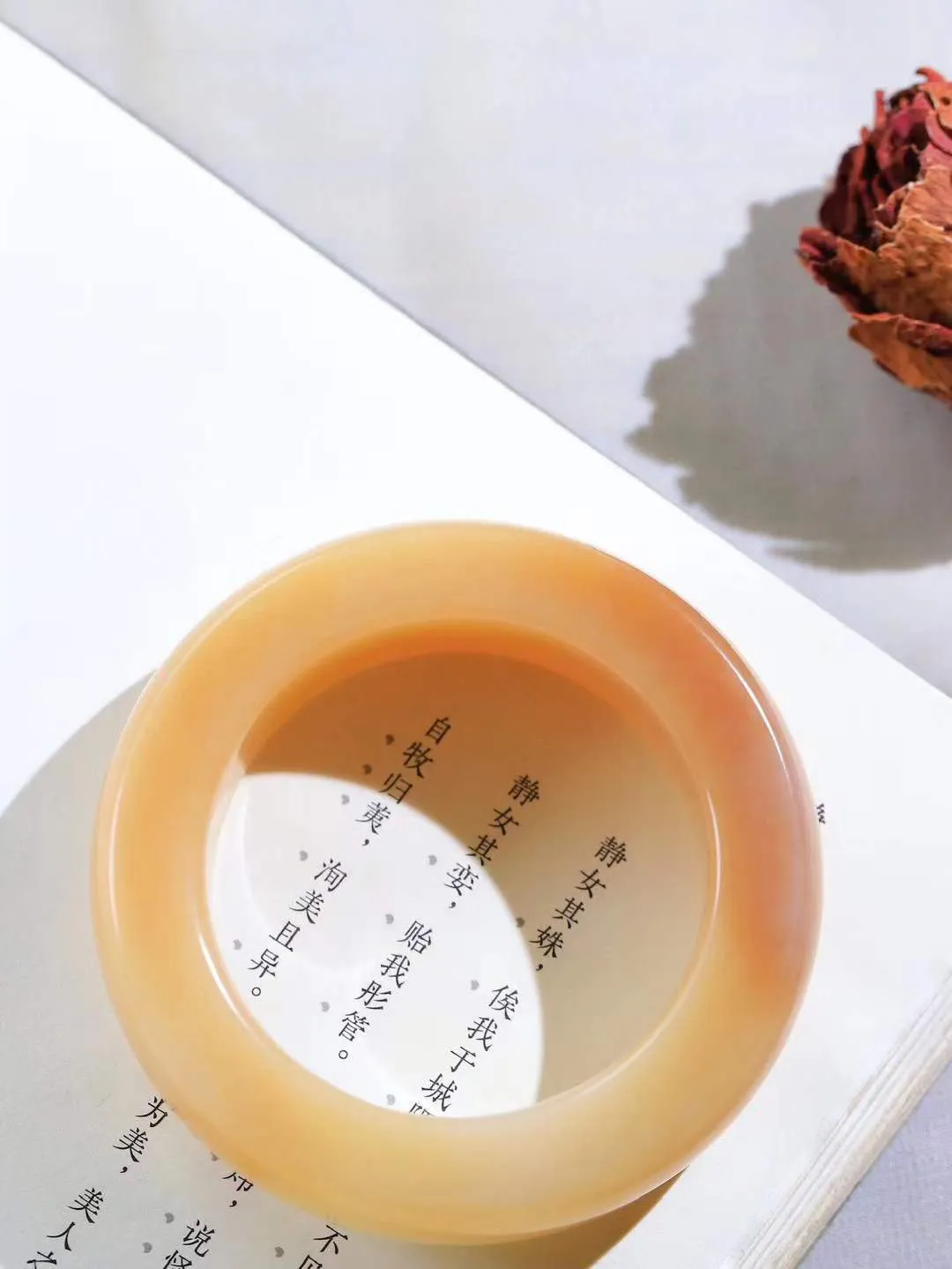 （一见倾心.手镯）

收藏级臻品️和田玉糖白玉手镯，玉质温润细腻 油性十足 手感舒适，高华雅逸，线条流畅，简约大气，美自天成，素雅高贵。佩戴于腕间，婉约之美，举手投足间透出那低调奢华。重151.2克  尺寸55-19.8-13.3mm161032830T