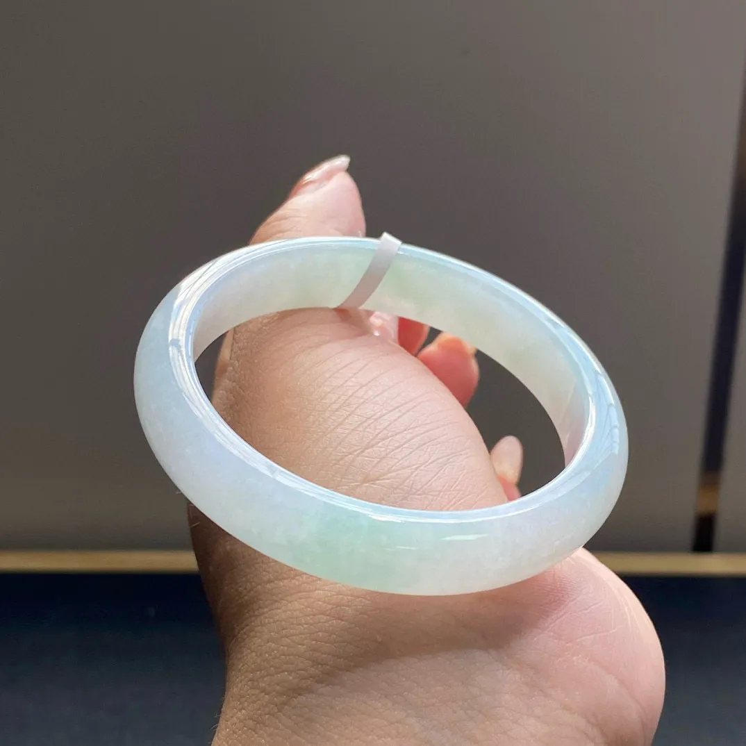 成品冰飘绿手镯
尺寸：57.5-12-7.5