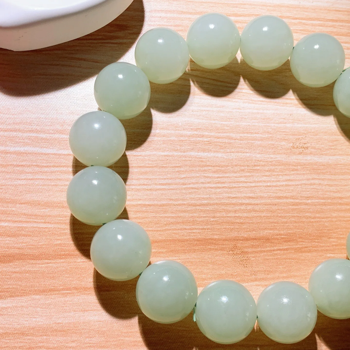和田玉俄翠翠青圆珠手串。尺寸14重68克 玉质细腻油润 底色纯净 脂粉好，品质好！lt250807