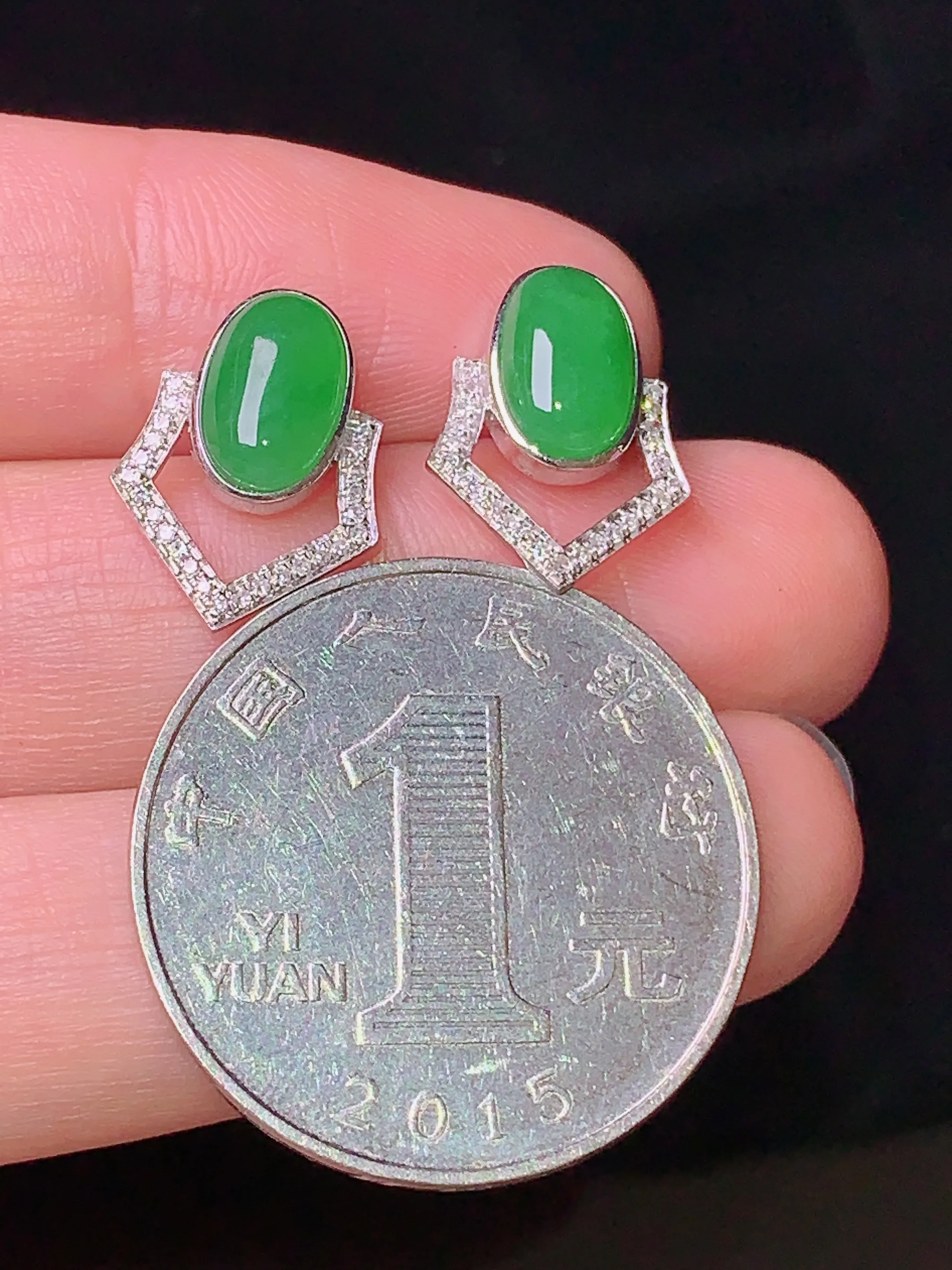18k金钻镶嵌满绿蛋面耳钉 玉质细腻 水润亮眼 色泽艳丽 整体尺寸14.5*10.8*4.3