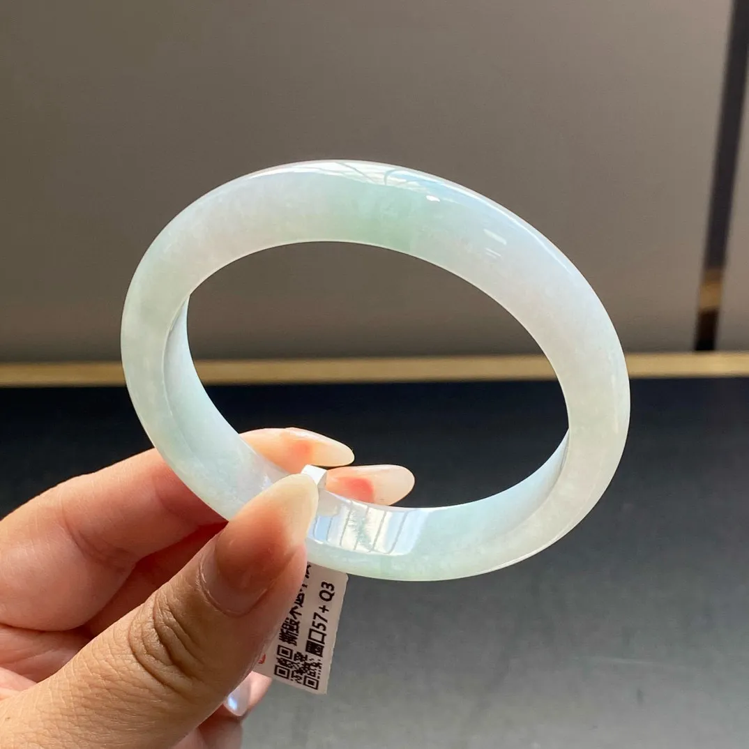 成品冰飘绿手镯
尺寸：57.5-12-7.5