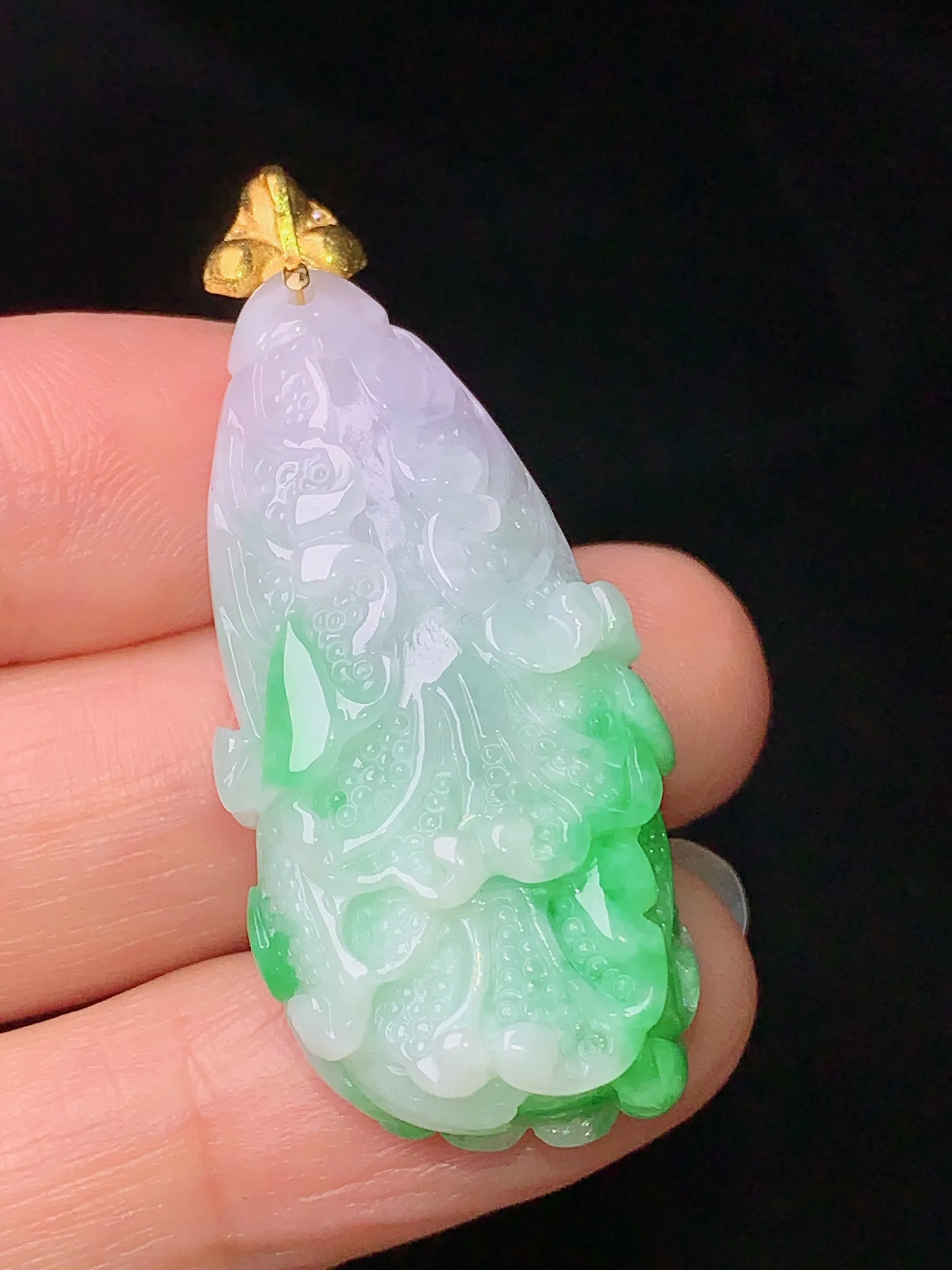 18k金镶嵌飘绿白菜吊坠 玉质细腻 水润亮眼  整体尺寸43.3*17.6*10