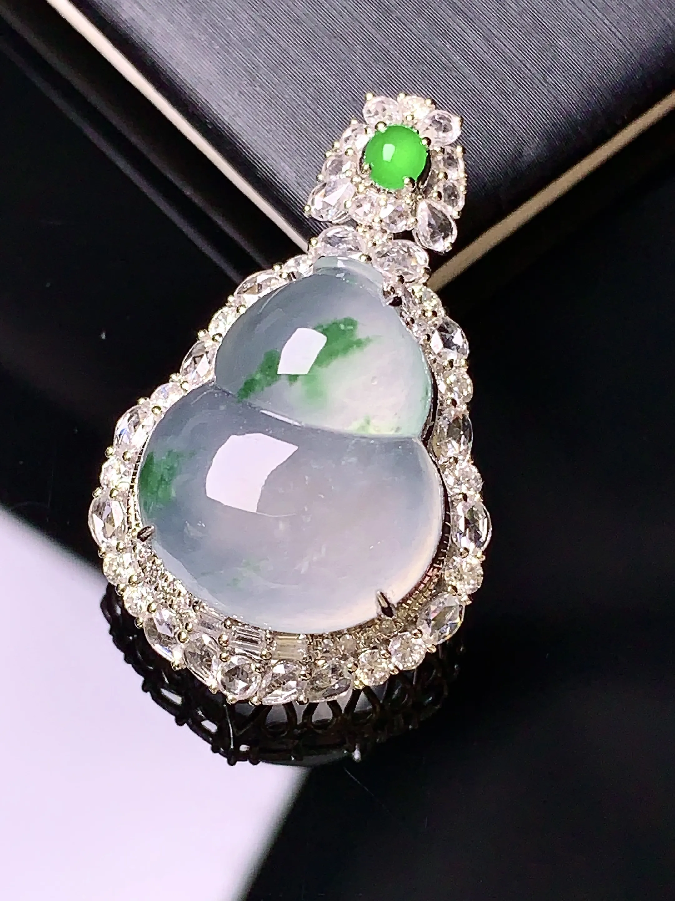 18k金钻镶嵌冰种葫芦吊坠 玉质细腻 水润亮眼  整体尺寸31.2*19*13