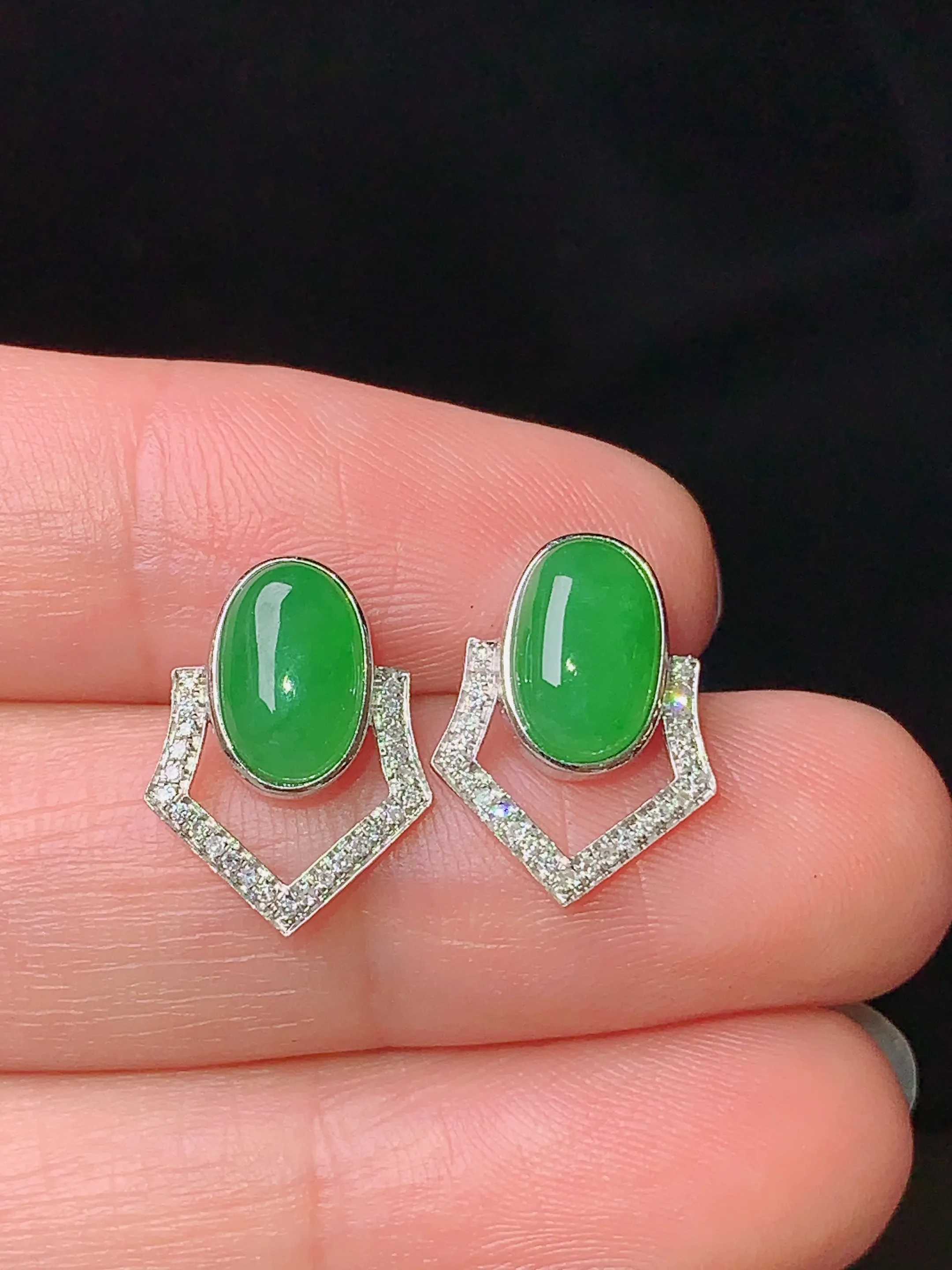 18k金钻镶嵌满绿蛋面耳钉 玉质细腻 水润亮眼 色泽艳丽 整体尺寸14.5*10.8*4.3