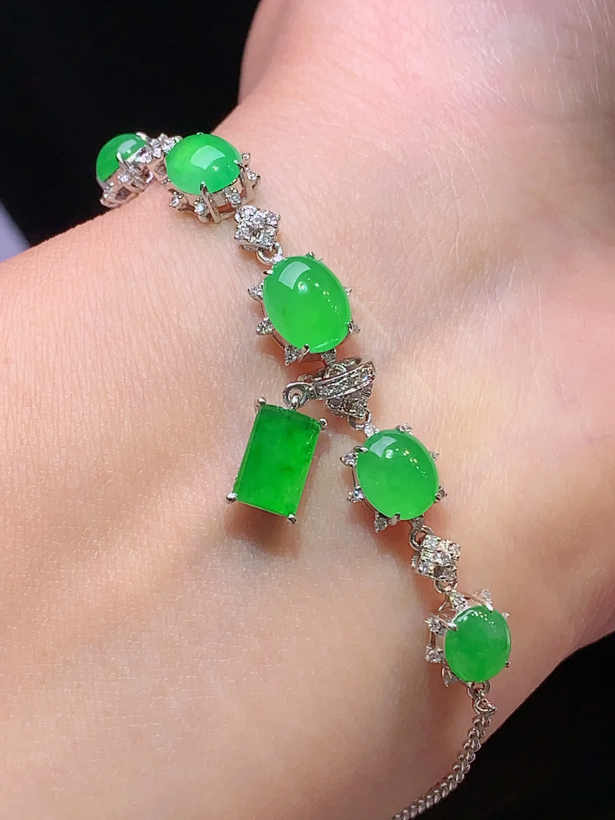 18k金钻镶嵌满绿蛋面吊坠两用款 玉质细腻 水润亮眼 色泽艳丽 整体尺寸66.8*8.5*5.7