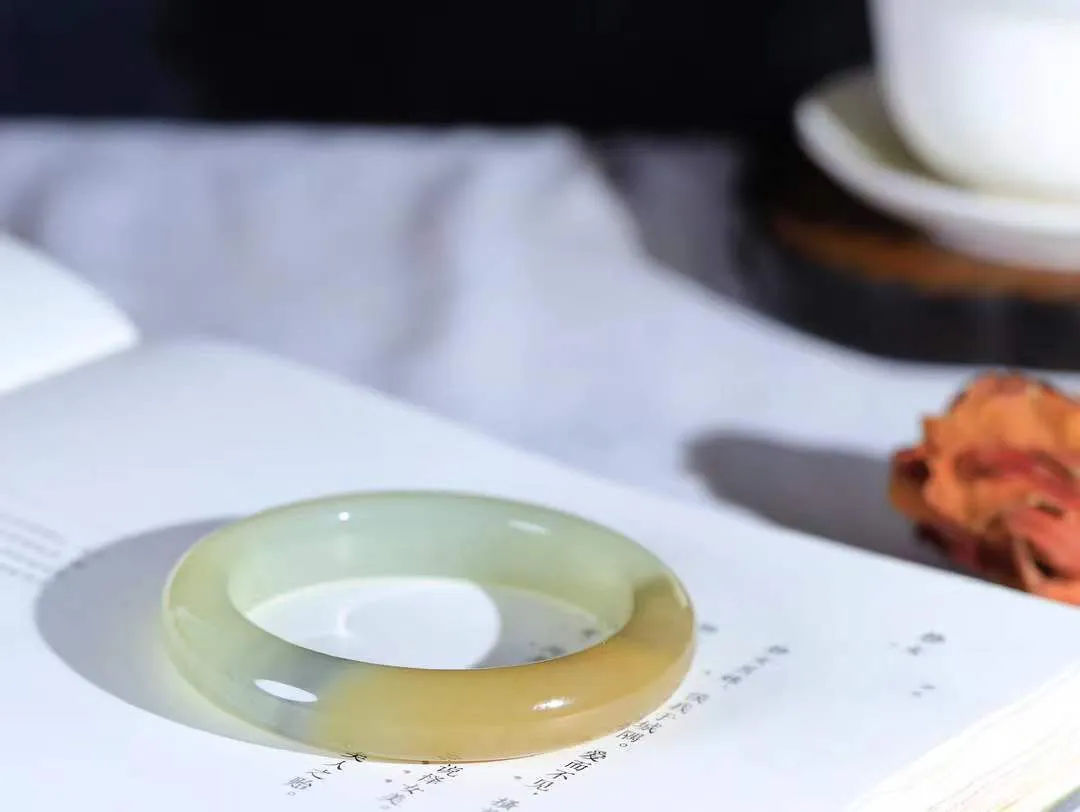 （柔情似水.手镯）

精品和田玉三色手镯，玉质温润细腻，镯型饱满圆润，优雅知性，姽婳于幽静兮，又婆娑乎人间，经典款型，古朴典雅。极具灵性，腕间风情，风姿卓越。 重64克    内径55mm 尺寸12.4-10.2mm   781042841T