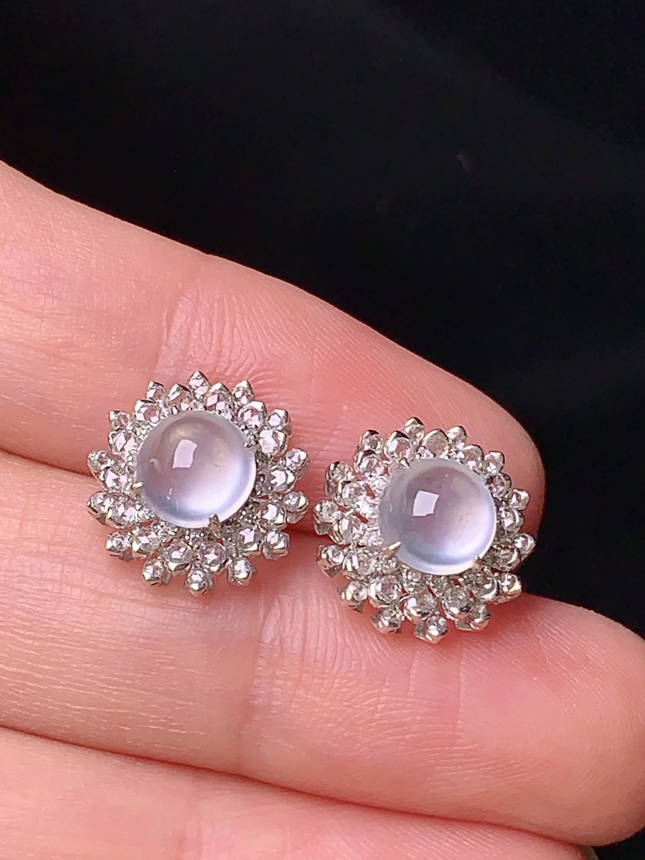 18k金钻镶嵌冰种蛋面耳钉 玉质细腻 水润亮眼  整体尺寸12*7.5