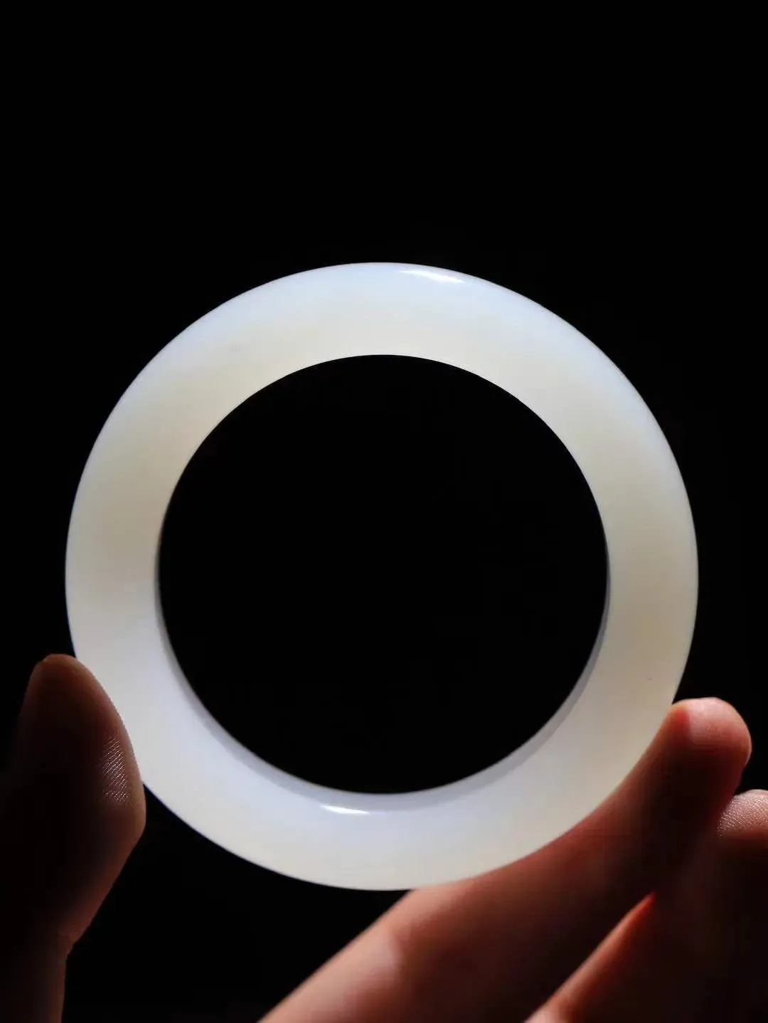 【情有独钟.手镯】

收藏级和田玉白玉手镯 玉质温润细腻 油性十足 手感舒适，高华雅逸，线条流畅，简约大气，美自天成，素雅高贵。佩戴于腕间，婉约之美，举手投足间透出那低调奢华。重64.8克 内径50mm 尺寸14-10mm   FDT-791052895