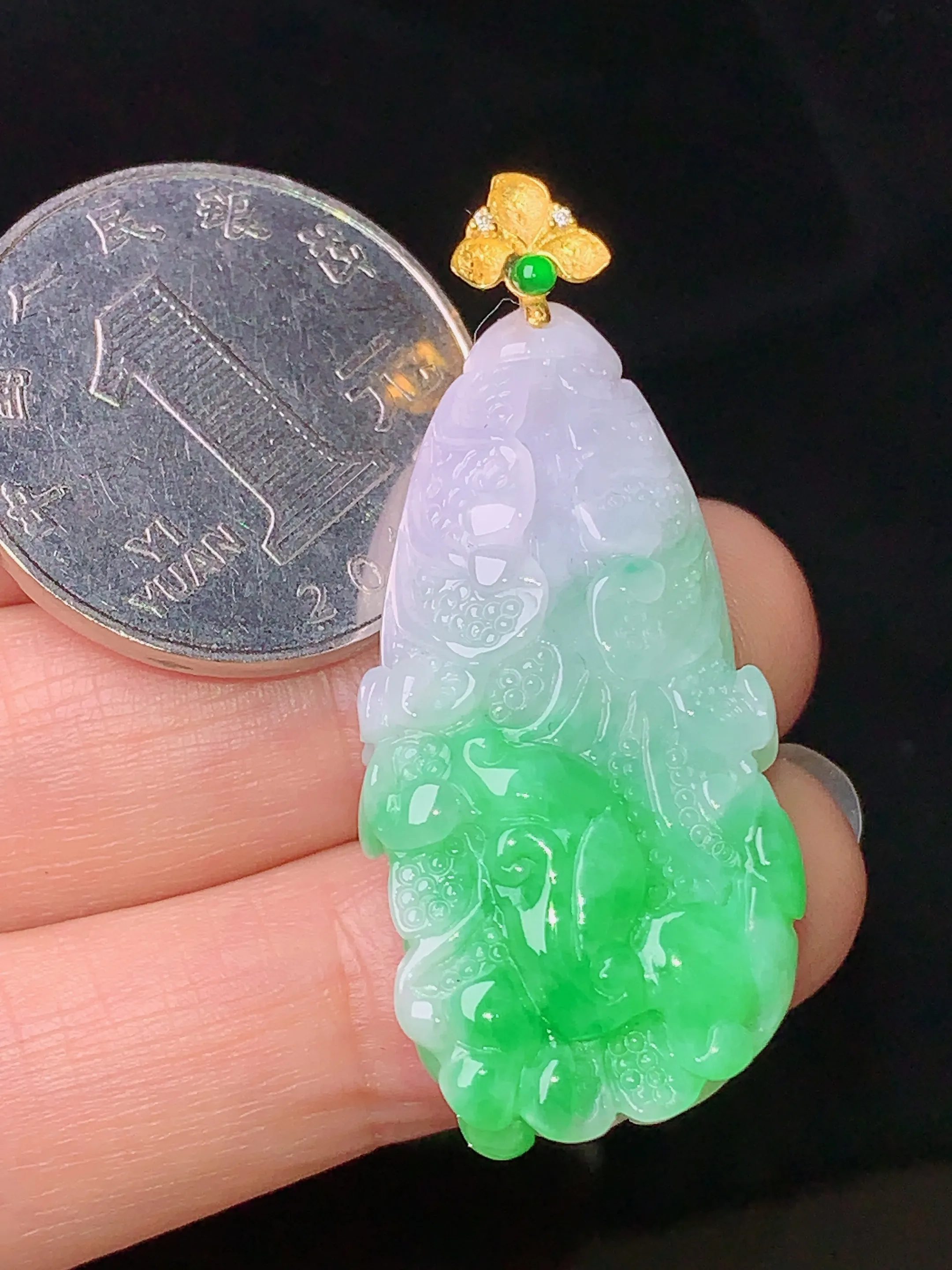 18k金镶嵌飘绿白菜吊坠 玉质细腻 水润亮眼  整体尺寸43.3*17.6*10