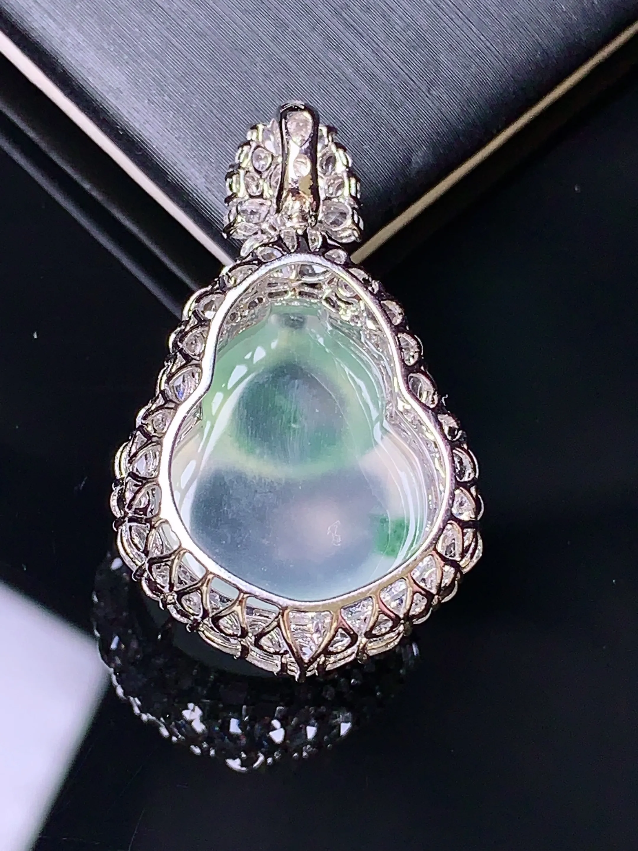 18k金钻镶嵌冰种葫芦吊坠 玉质细腻 水润亮眼  整体尺寸31.2*19*13