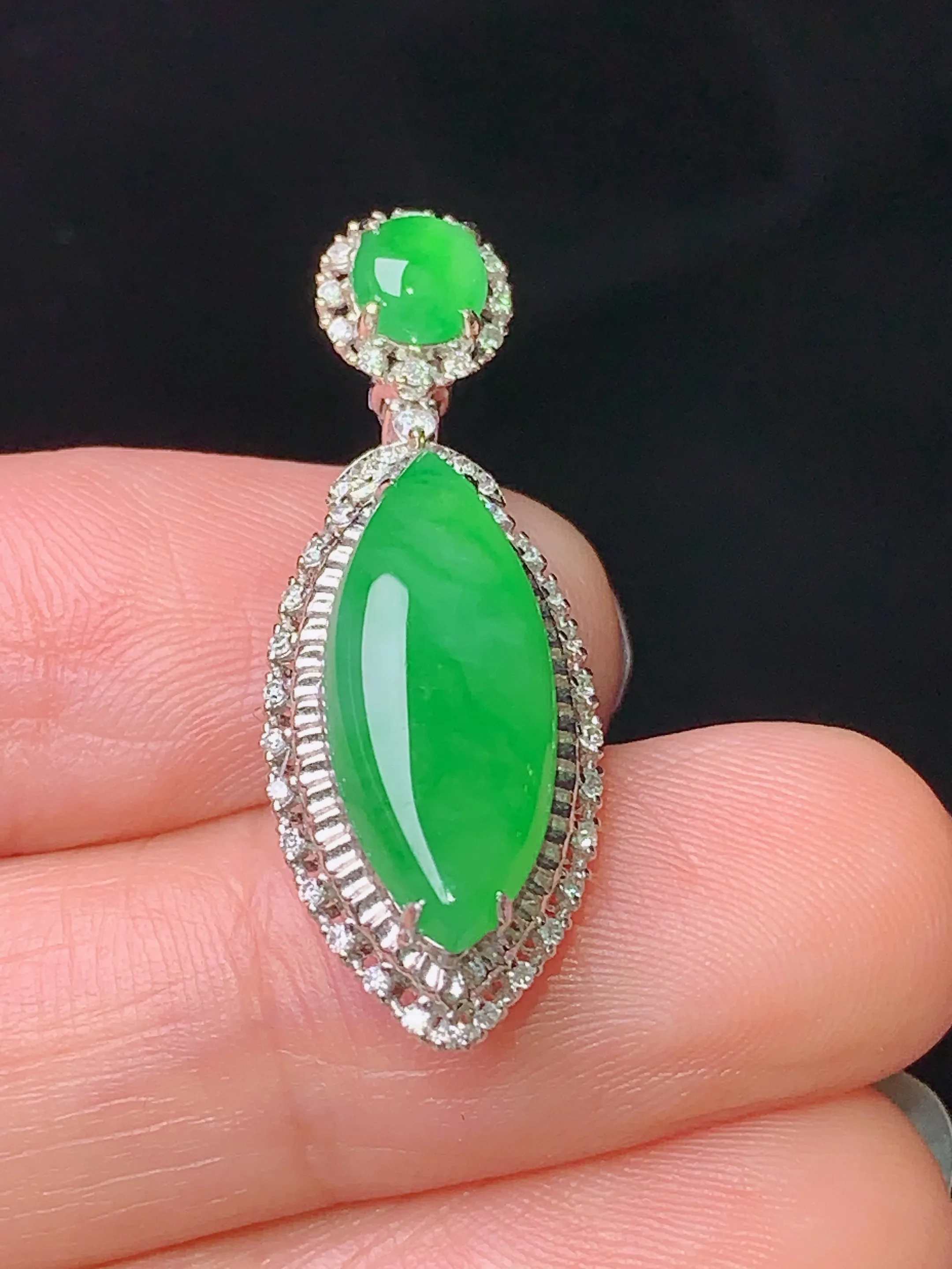 18k金钻镶嵌满绿马眼吊坠 玉质细腻 水润亮眼  整体尺寸31*11.2*7