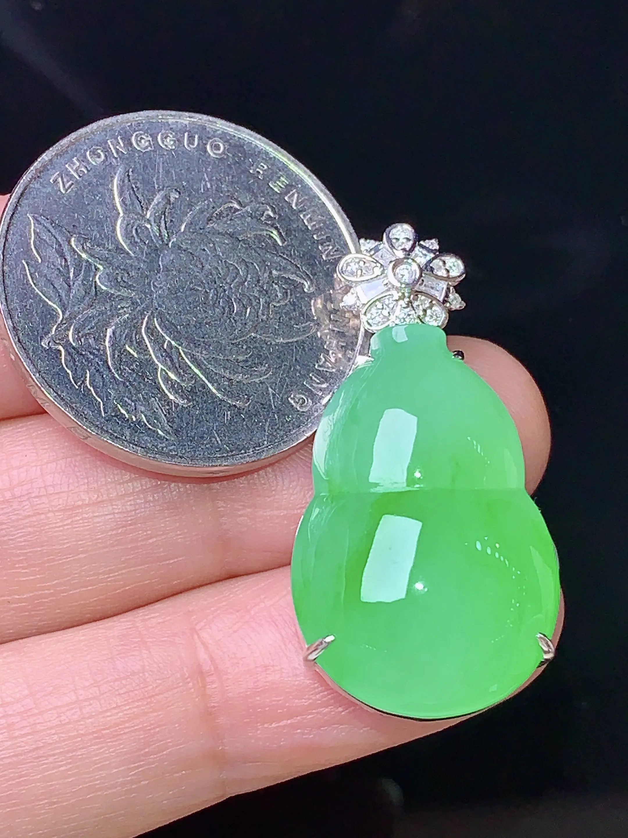 18k金钻镶嵌翠绿葫芦吊坠 玉质细腻 水润亮眼 色泽艳丽 整体尺寸32.2*16.2*9.8