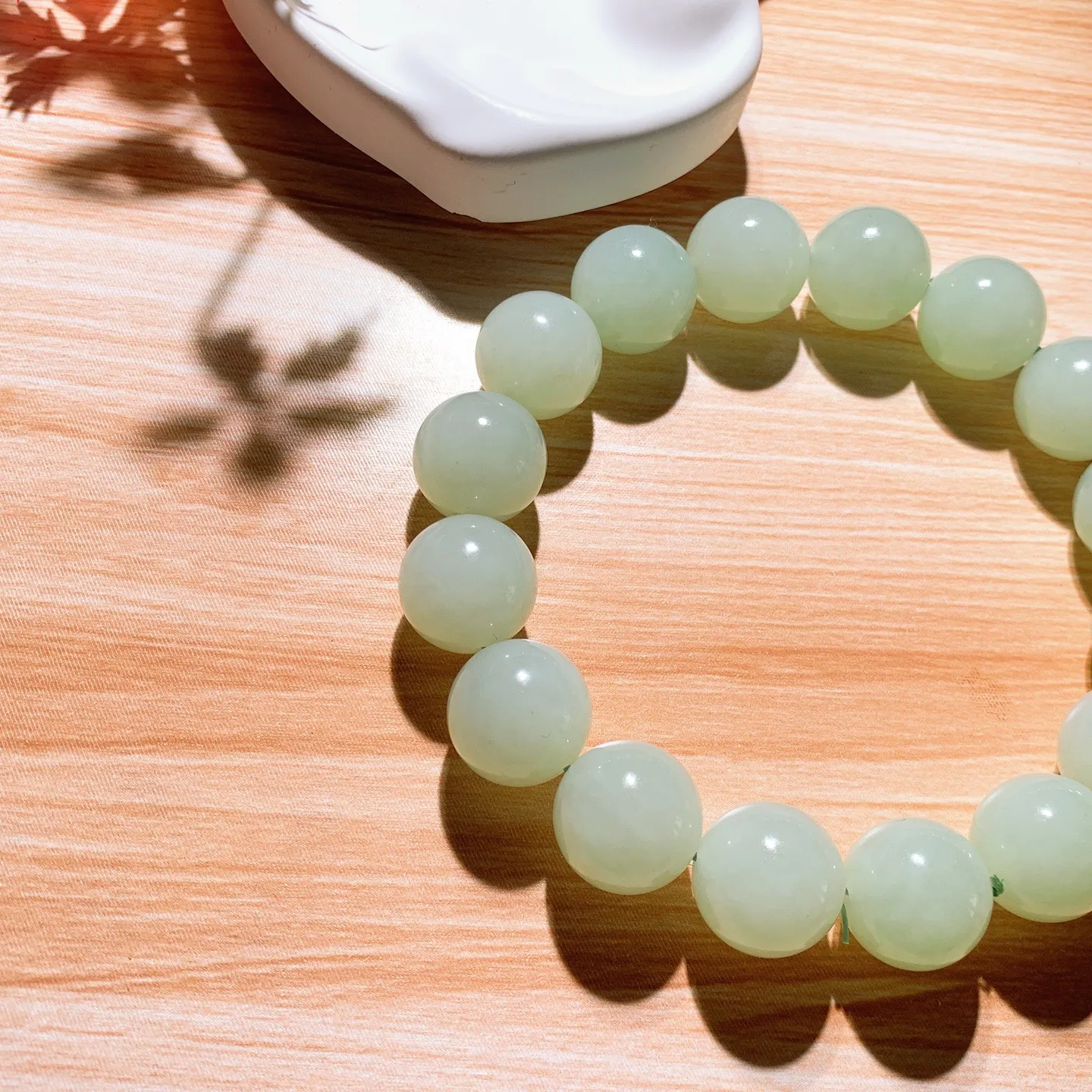 和田玉俄翠翠青圆珠手串。尺寸14重68克 玉质细腻油润 底色纯净 脂粉好，品质好！lt250807