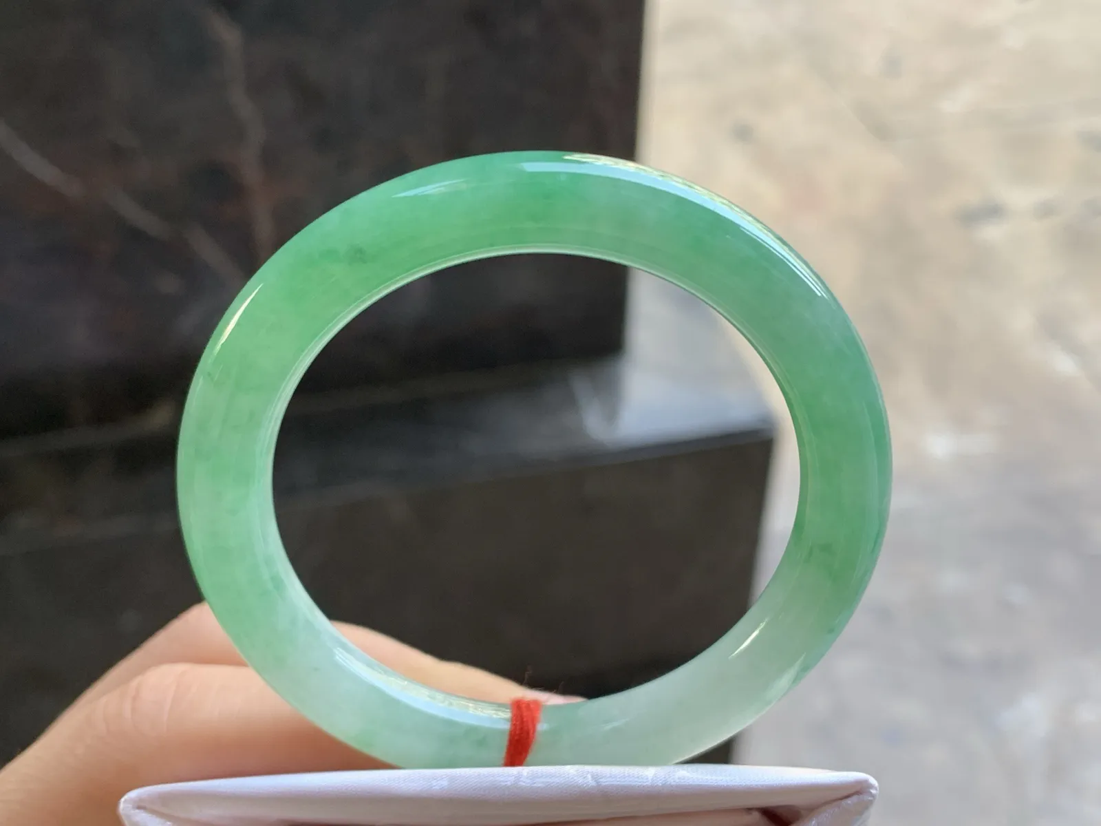 51.5-8.8

阳绿色圆条手镯^_^色阳 玉质温润