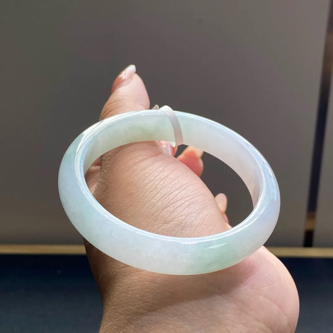 成品冰飘绿手镯
尺寸：57.5-12-7.5