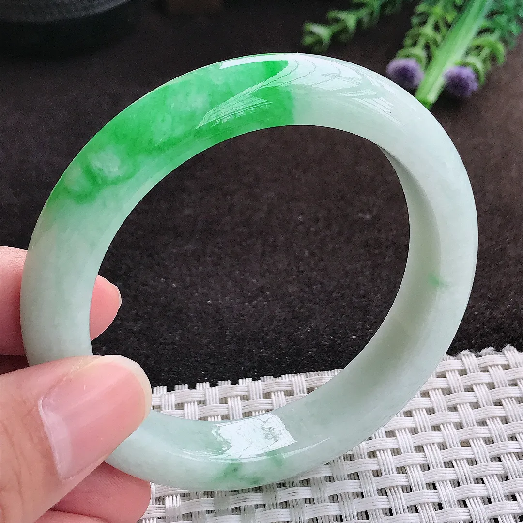 自然光56.5/12.3/9老坑精美温润飘阳绿手镯宽边翡翠玉镯手环