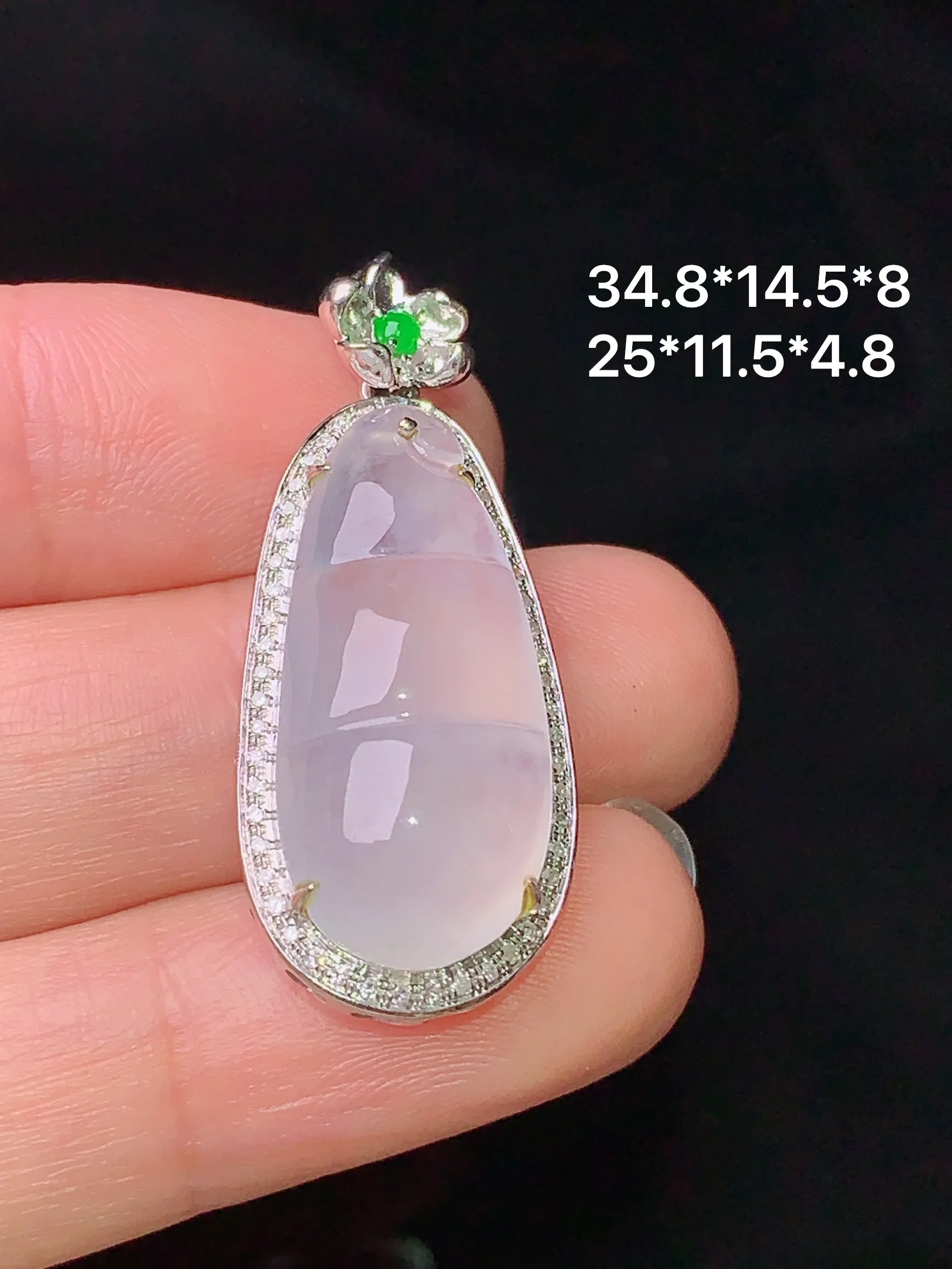 18k金钻镶嵌冰种四季豆吊坠 玉质细腻 水润亮眼 色泽艳丽 整体尺寸34.8*14.5*8