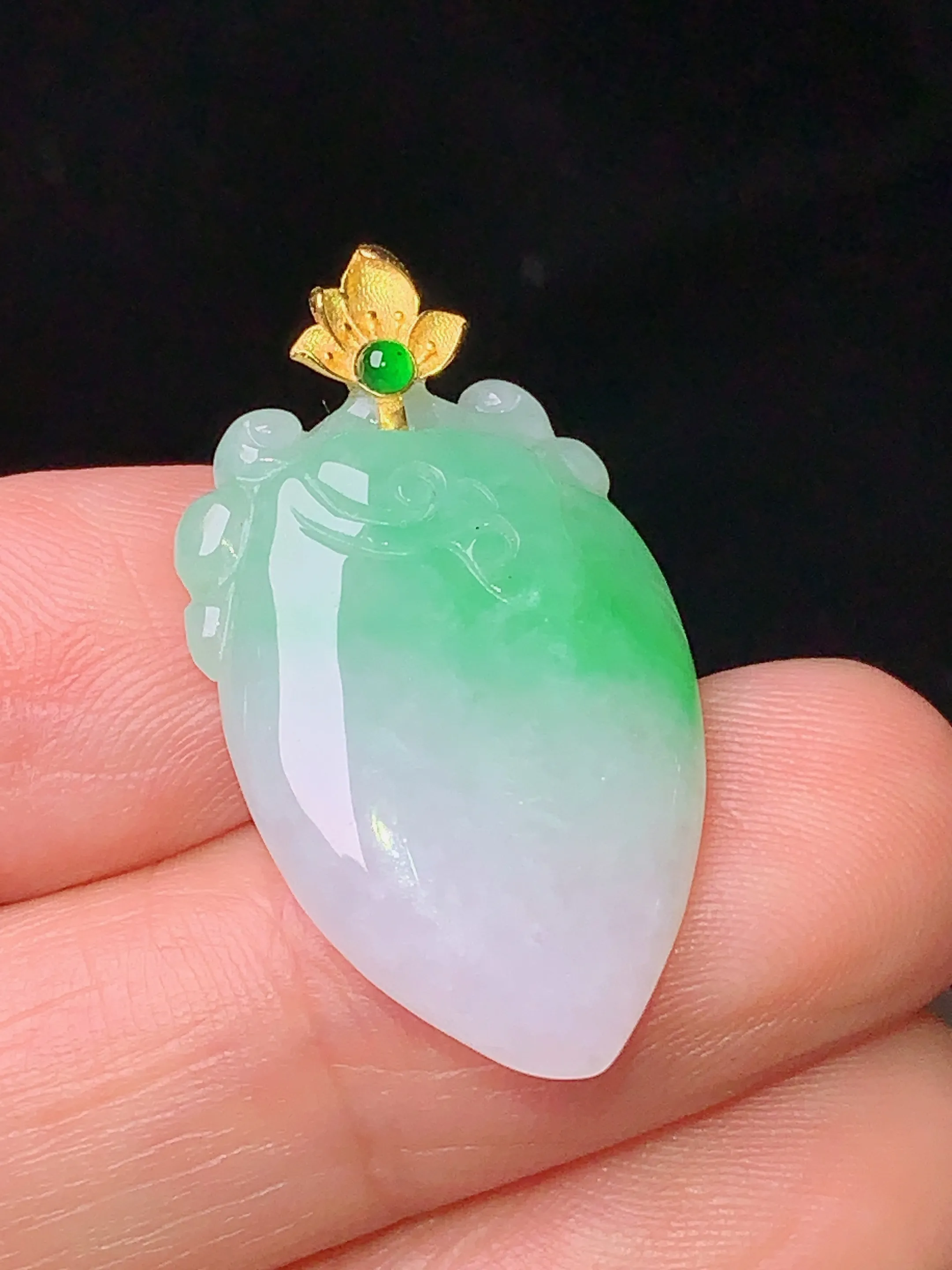 18k金镶嵌飘绿寿桃吊坠 玉质细腻 水润亮眼  整体尺寸28.5*15.8*5