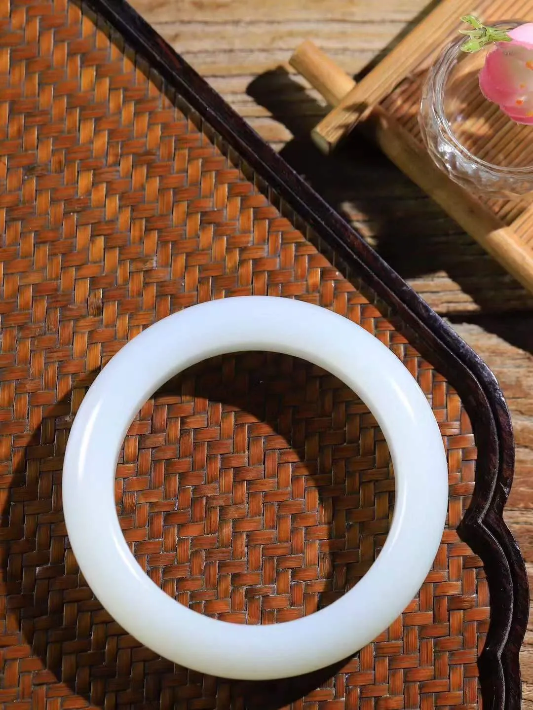 （柔情似水.手镯）

收藏级和田玉白玉手镯，玉质温润细腻，镯型饱满圆润，优雅知性，姽婳于幽静兮，又婆娑乎人间，经典款型，古朴典雅。极具灵性，腕间风情，风姿卓越。 重98.8克    内径59mm 尺寸16.8-10.8mm   781042841T