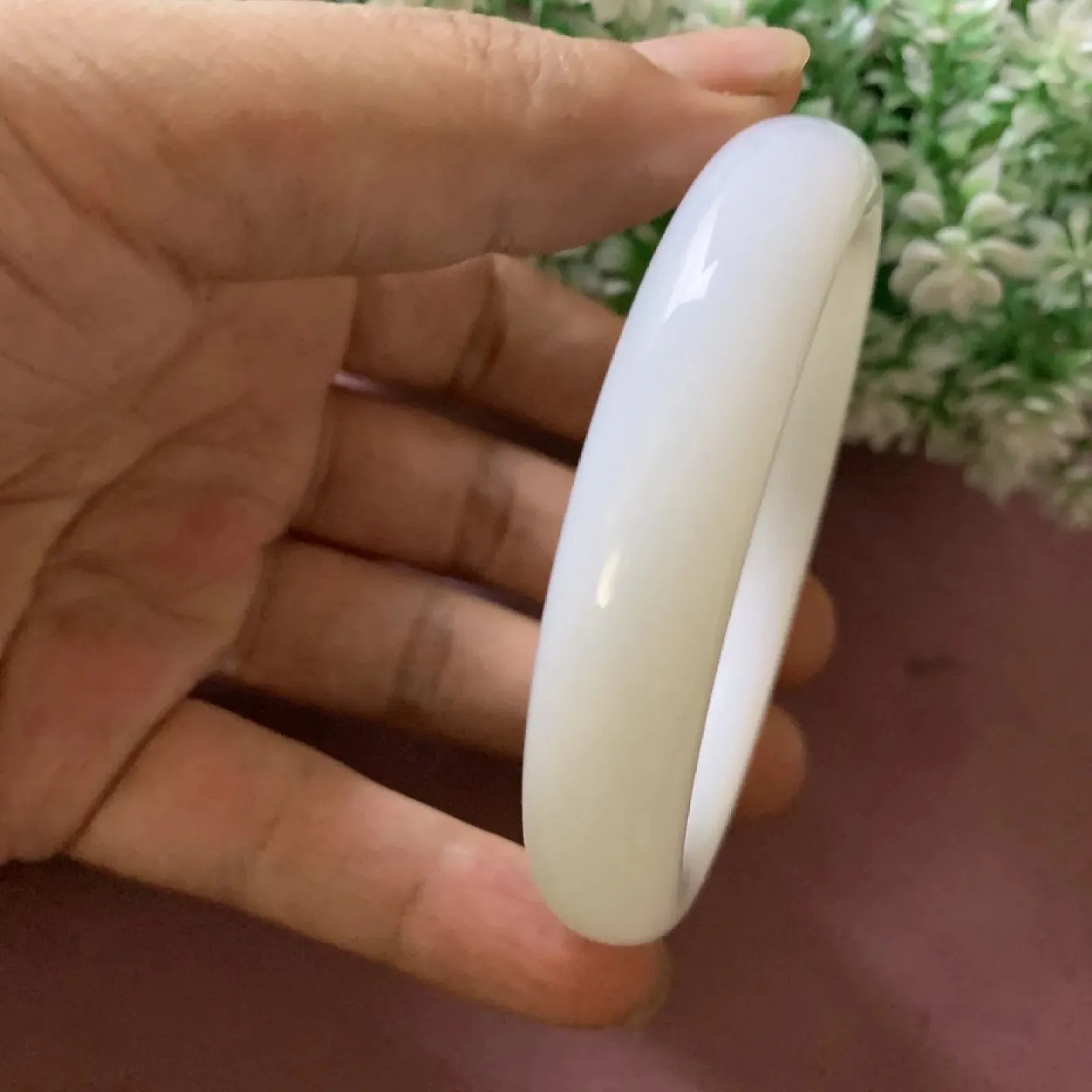 和田玉57.5圈口羊脂白手镯，玉质特细腻油润，高脂粉，高品质，萦绕腕间时，古韵不失时尚，素雅不失品味，细腻光滑的触感，使人沉醉，气质高雅