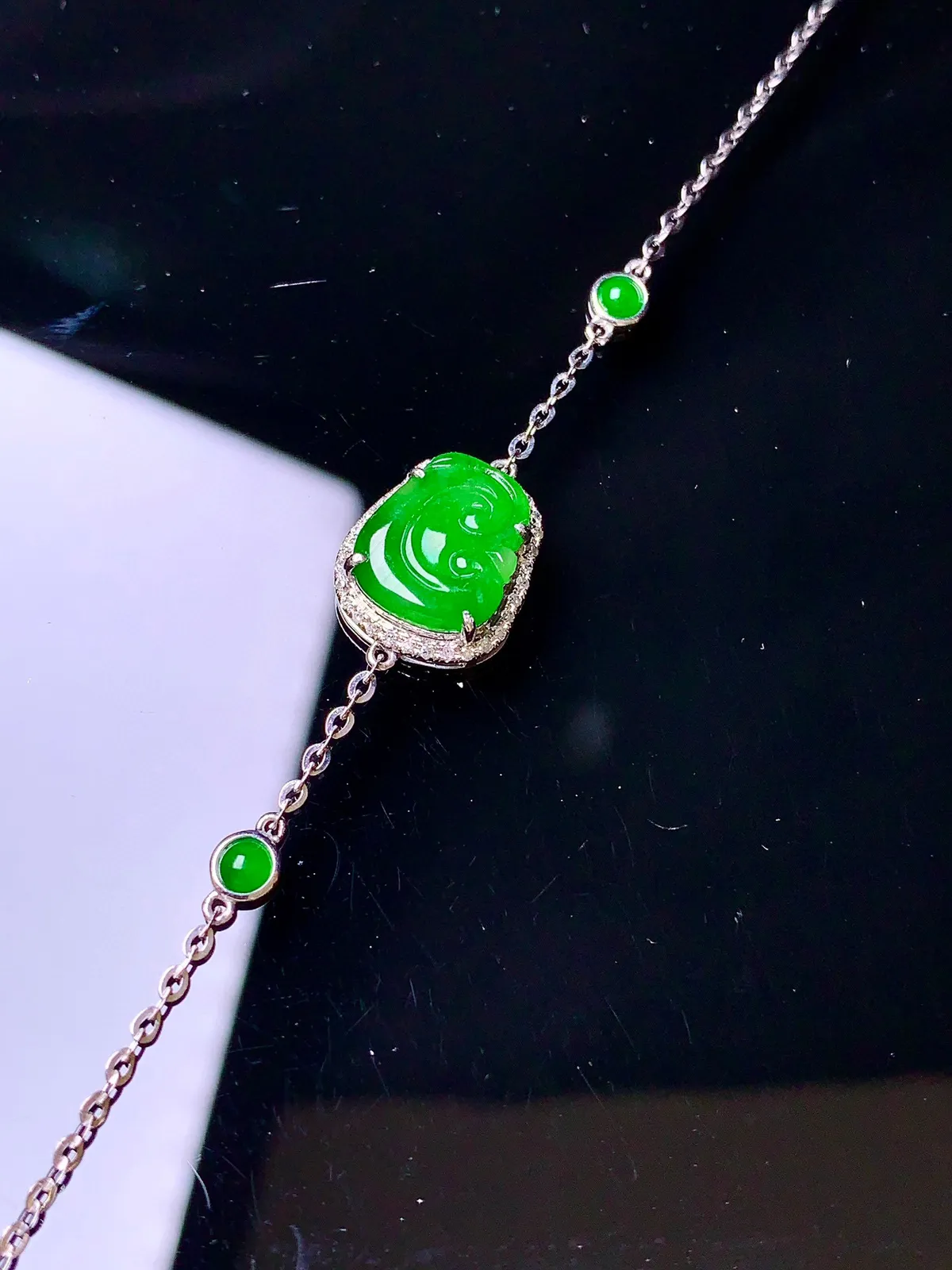 18k金镶嵌满绿如意手链 玉质细腻 色泽清新艳丽 整体尺寸12.5*10.5*4.5