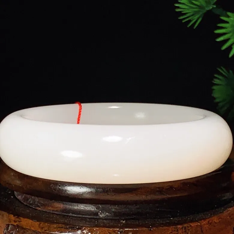 56圈口 新疆和田玉白玉羊脂白玉手镯   羊脂白玉宽版手镯。圈口56条宽17厚10玉质细腻油润 无裂无杂无结构。底色纯净 脂粉好。结构好。品质好！lt251027