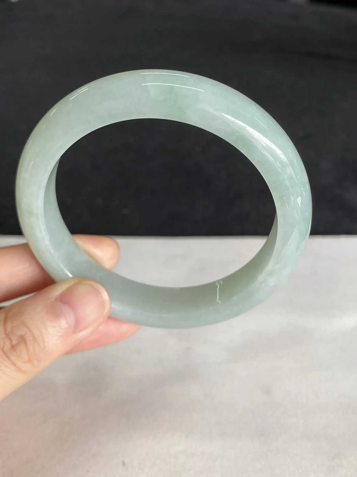 正圈54.9圈口，翡翠糯化种淡绿色手镯