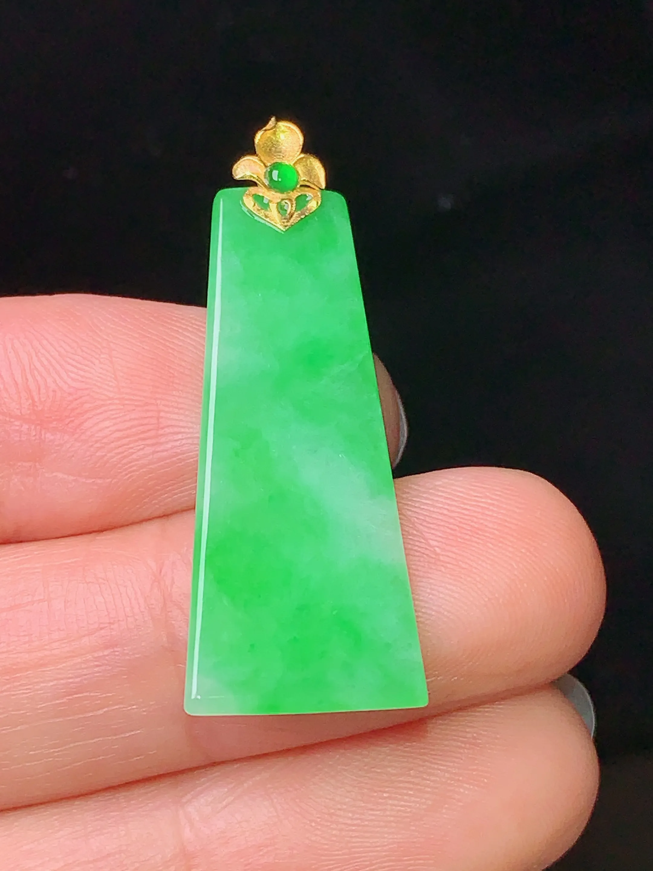 18k金镶嵌翠绿无事牌吊坠 玉质细腻 水润亮眼  整体尺寸35.5*12.5*2