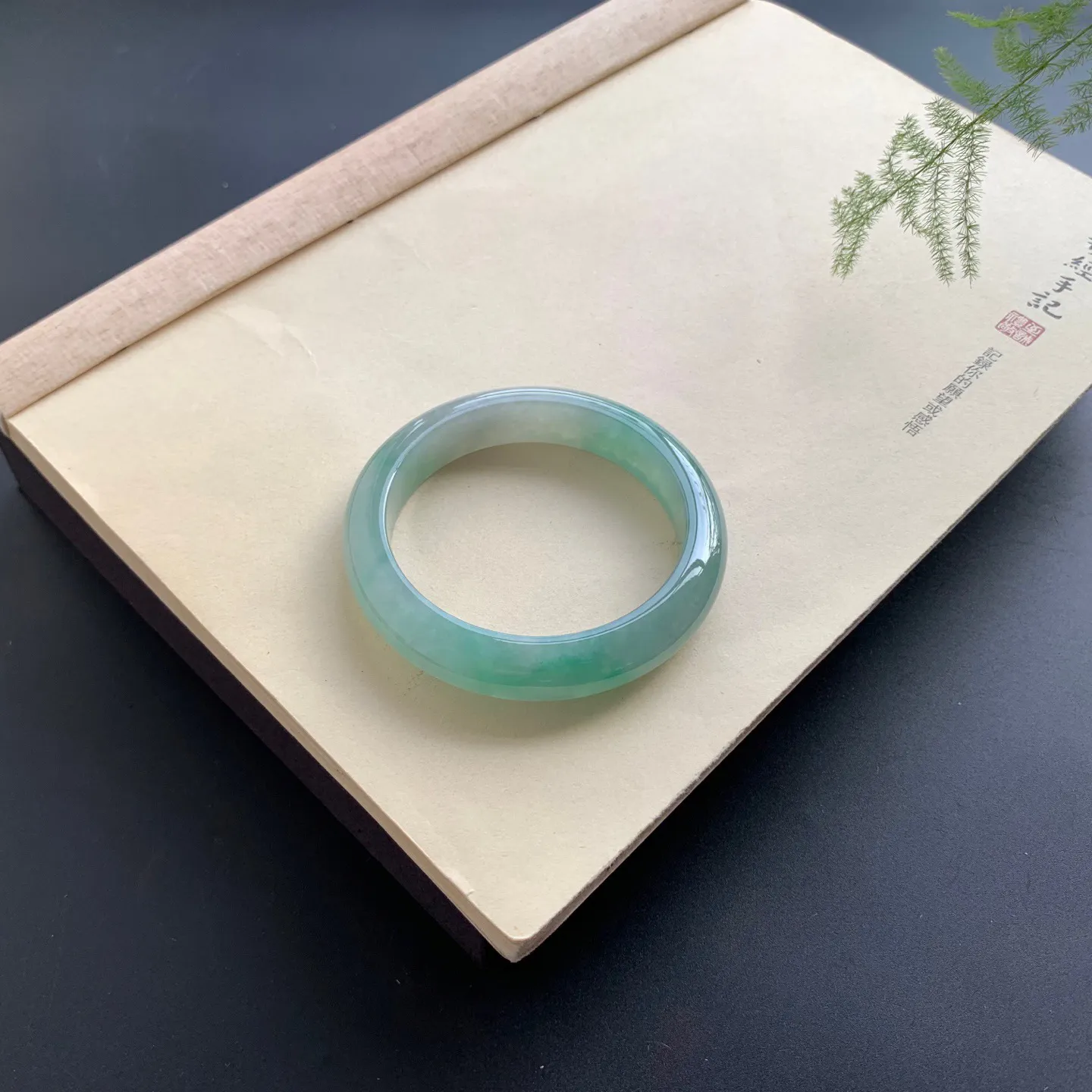 58圈口晴绿正圈手镯 尺寸：58-12.5-9，无纹裂，水润光滑，色泽亮丽