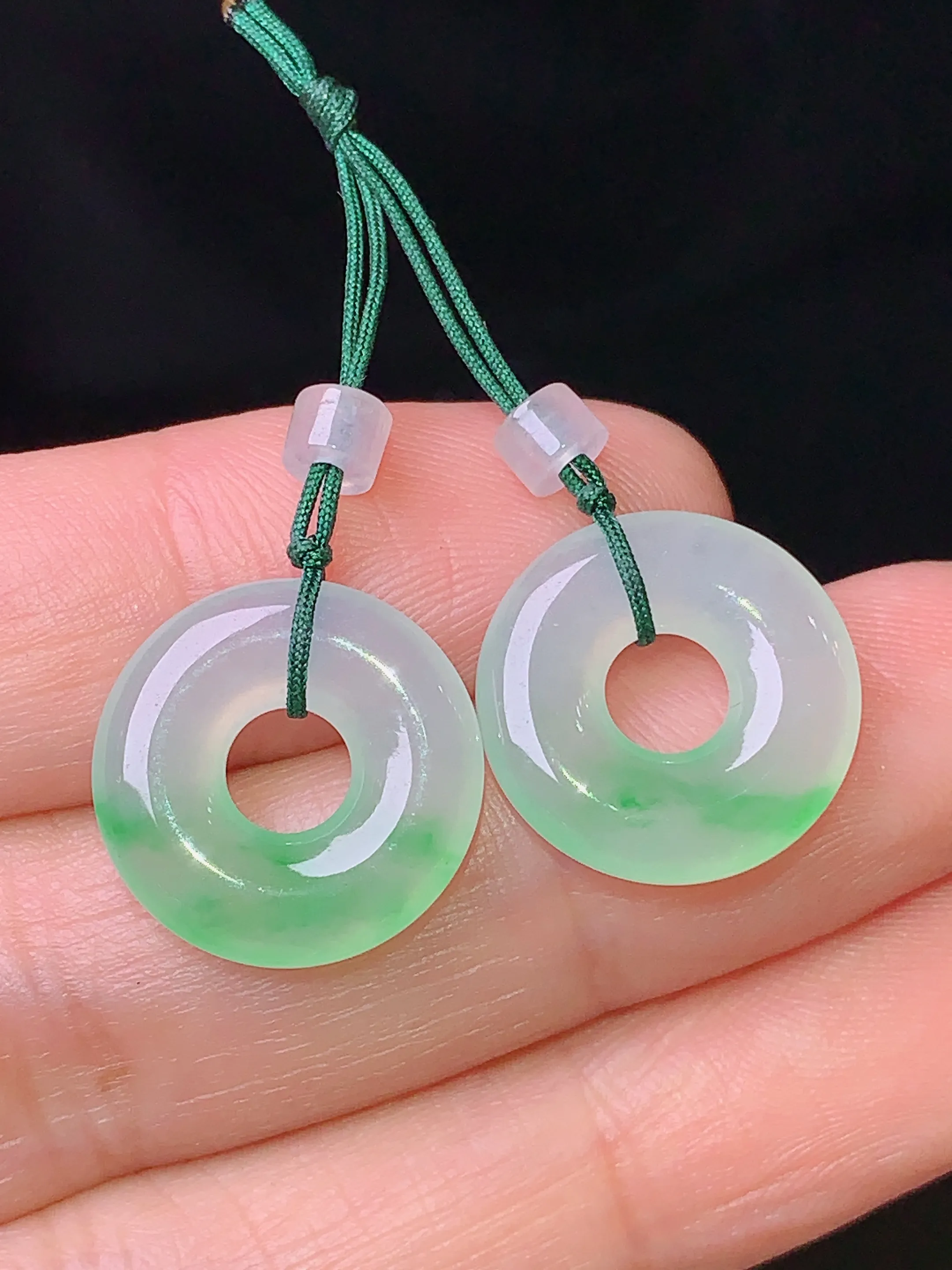 冰种飘绿平安环一对 玉质细腻 色泽艳丽 水润亮眼  整体尺寸14.8*3.3